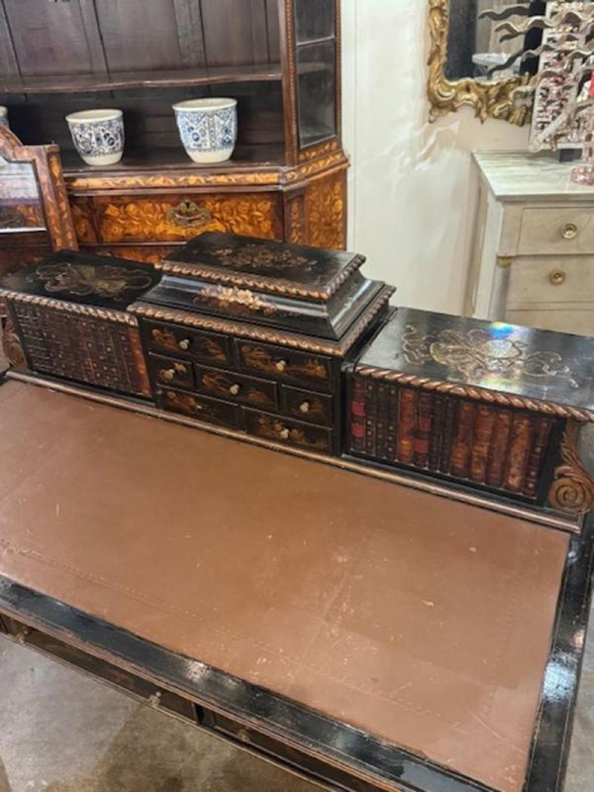 Englisches Queen Anne Chinoiserie-Büro-Schreibtisch aus dem 19. Jahrhundert (Gemalt) im Angebot