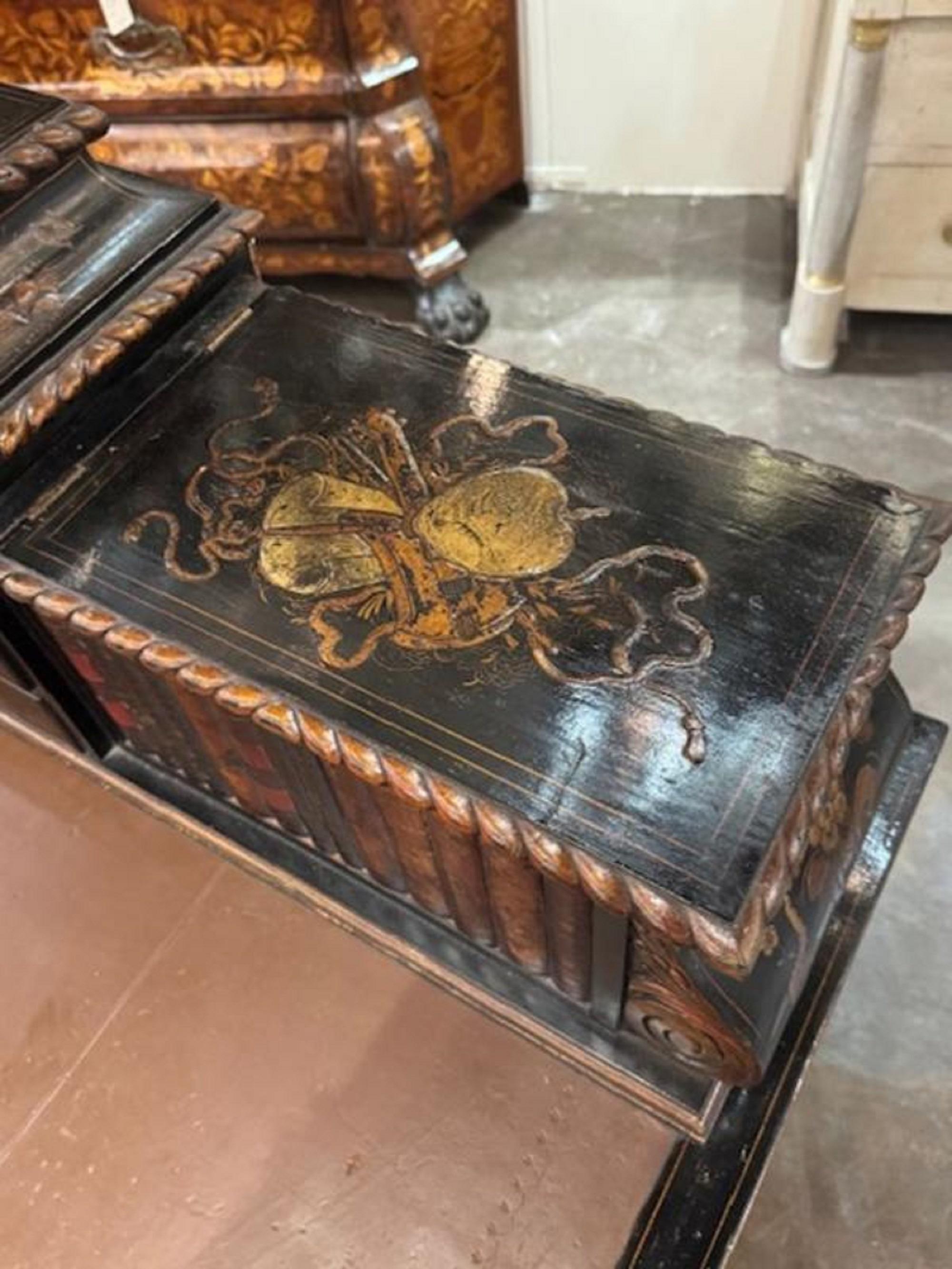 Englisches Queen Anne Chinoiserie-Büro-Schreibtisch aus dem 19. Jahrhundert im Zustand „Gut“ im Angebot in Dallas, TX