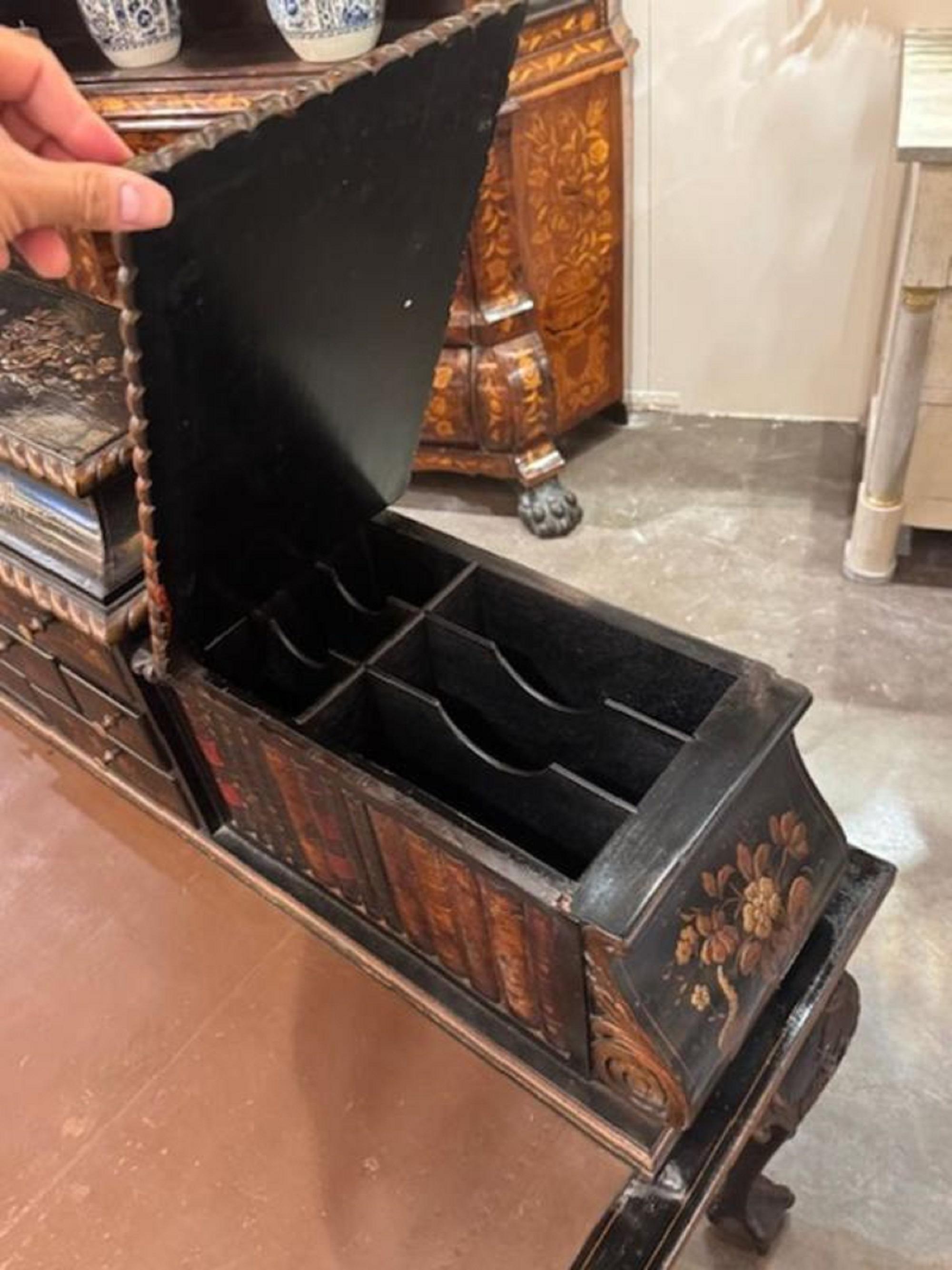 Englisches Queen Anne Chinoiserie-Büro-Schreibtisch aus dem 19. Jahrhundert (Holz) im Angebot
