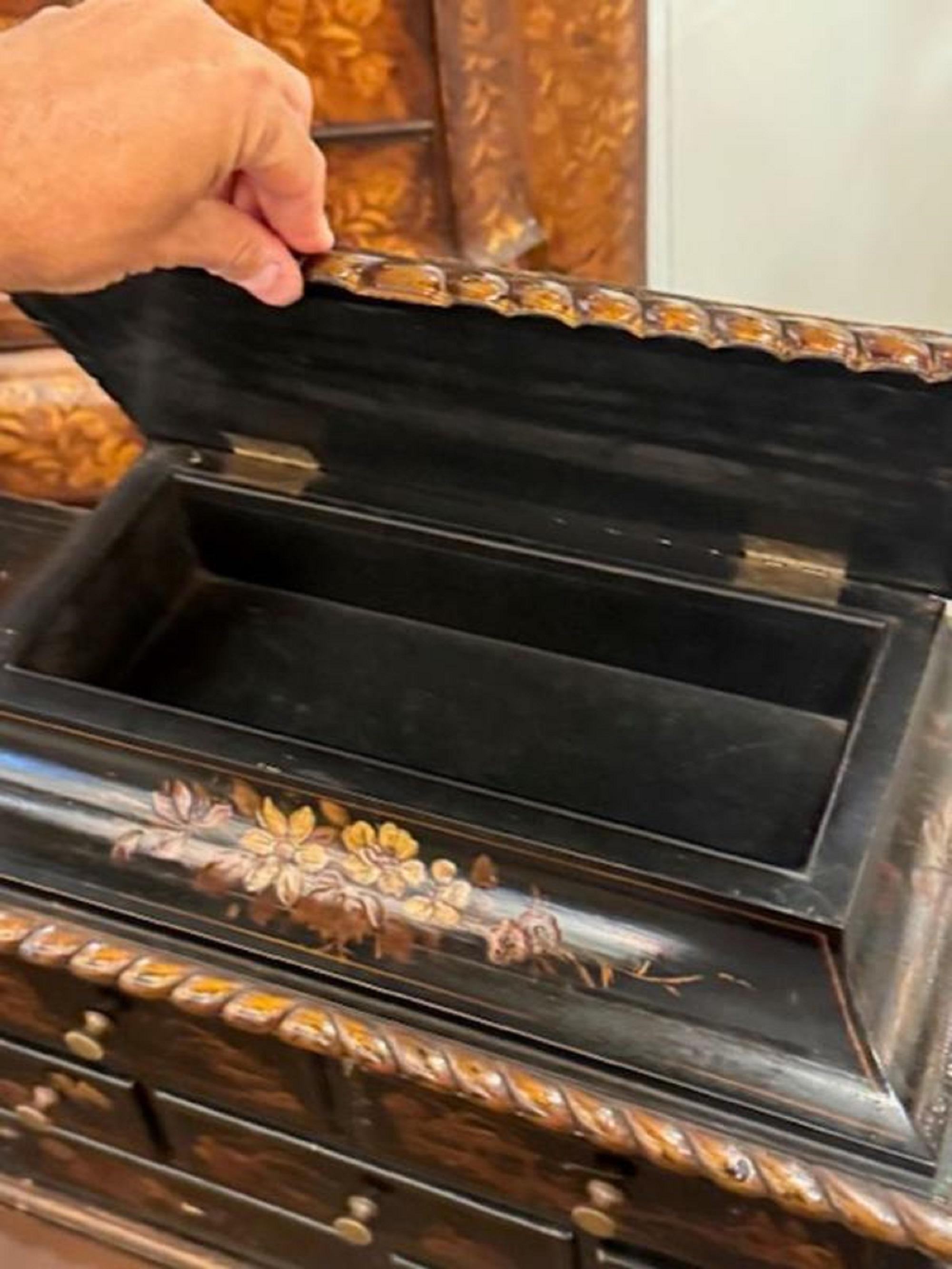 Englisches Queen Anne Chinoiserie-Büro-Schreibtisch aus dem 19. Jahrhundert im Angebot 2