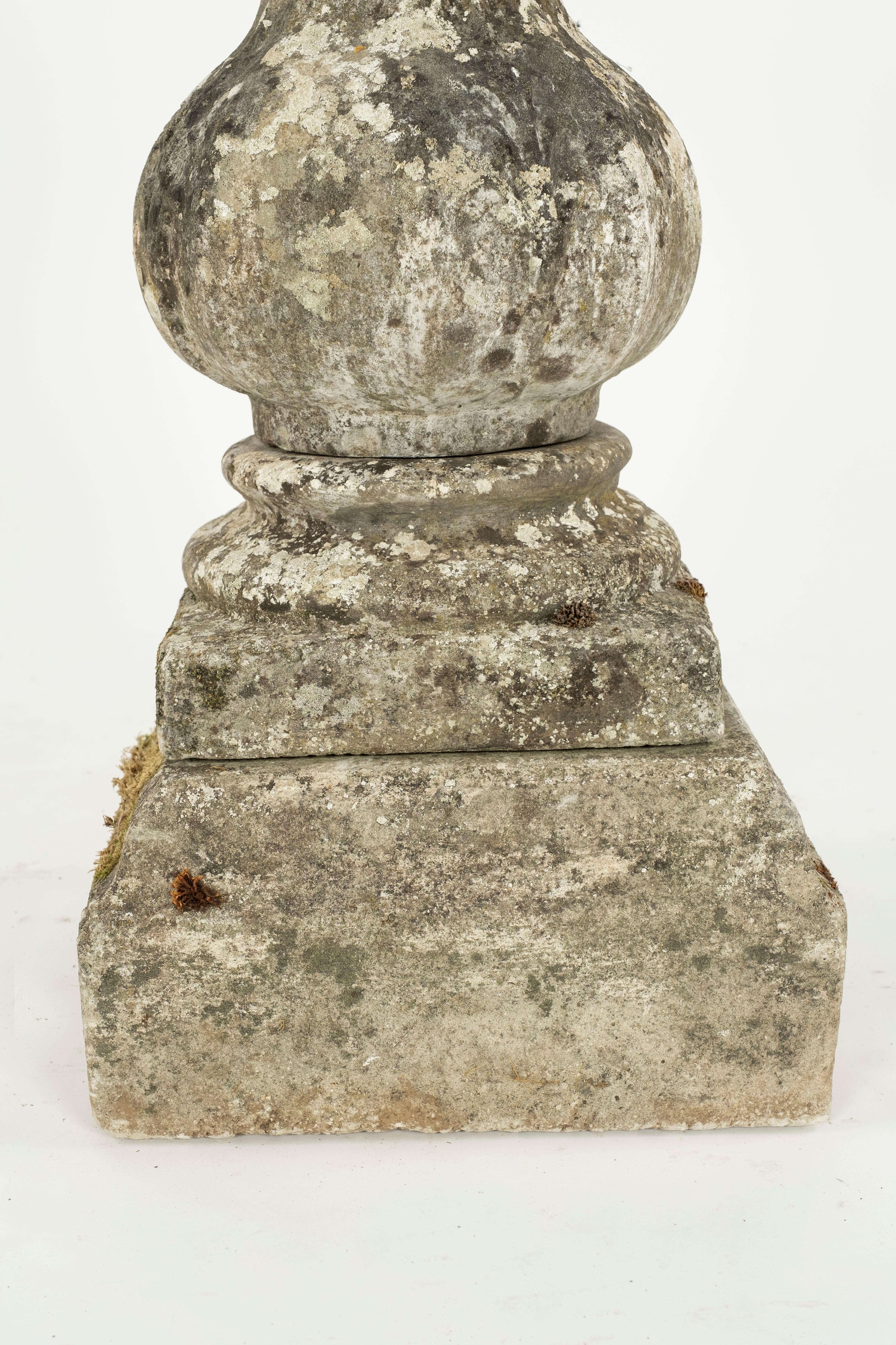 Englischer Sundial aus dem 19. Jahrhundert mit wiederverwertetem Stein (Kunststein) im Angebot