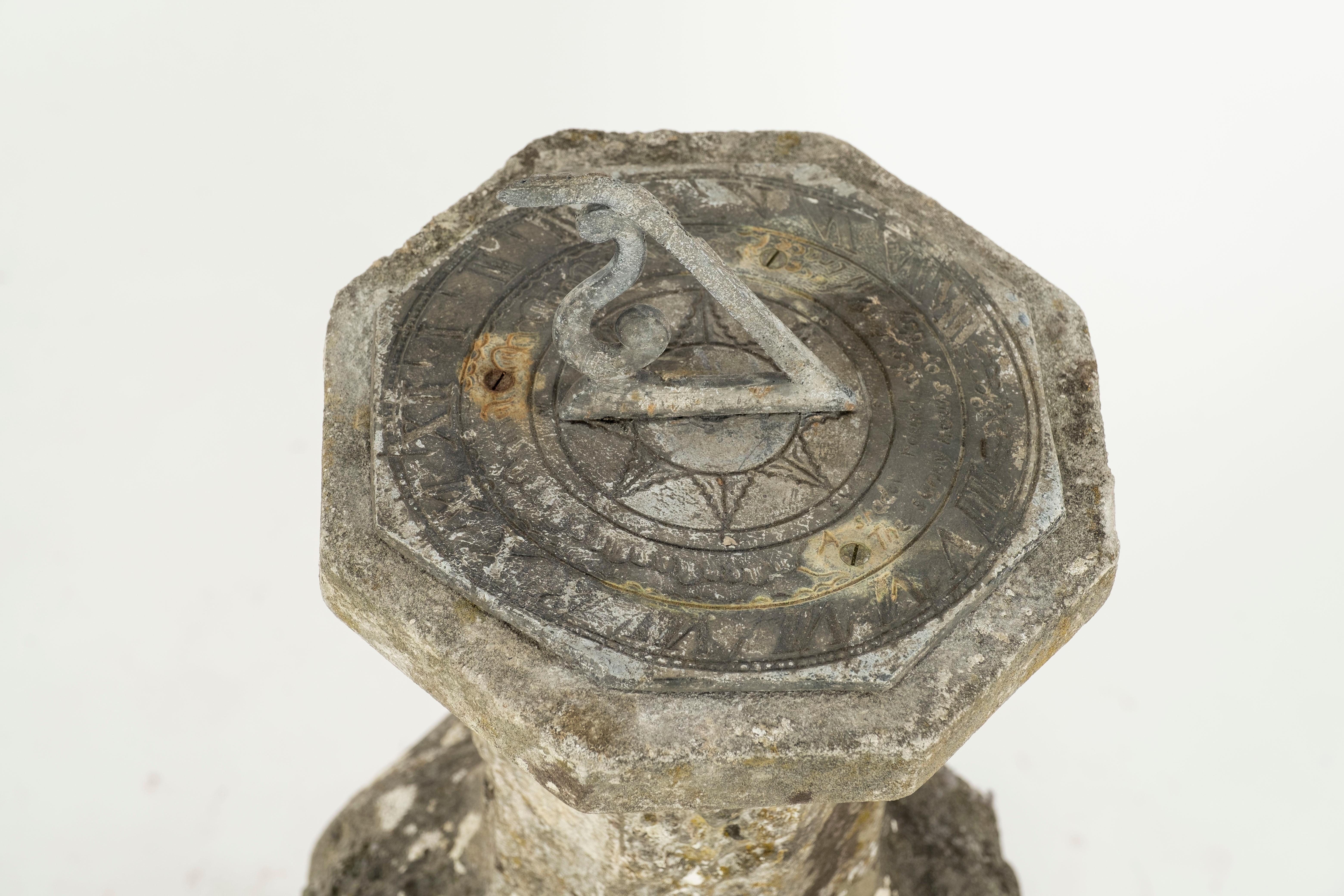 Englischer Sundial aus dem 19. Jahrhundert mit wiederverwertetem Stein im Angebot 1