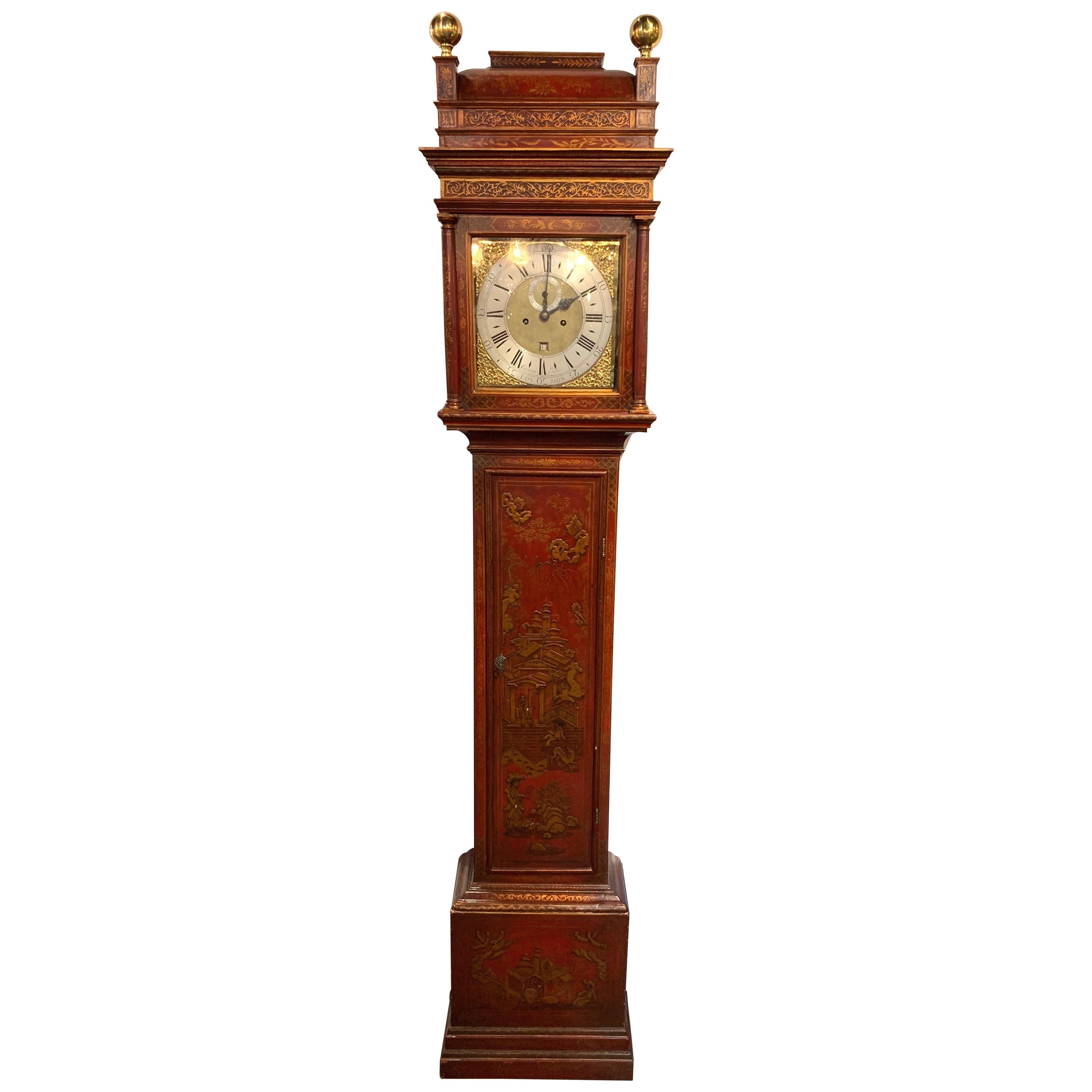 Horloge anglaise du 19ème siècle de style chinoiserie laquée rouge avec grand boîtier