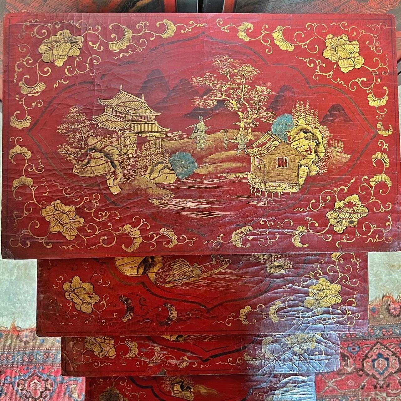 Englische rot lackierte Schachteltische mit Japanlack aus dem 19. Jahrhundert im Angebot 3