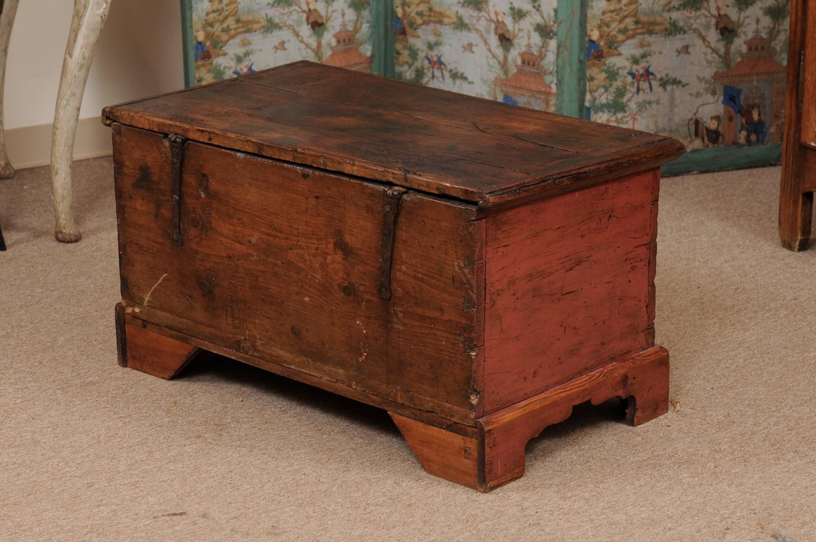  19th Century English Red Painted Pine Trunk For Sale 6