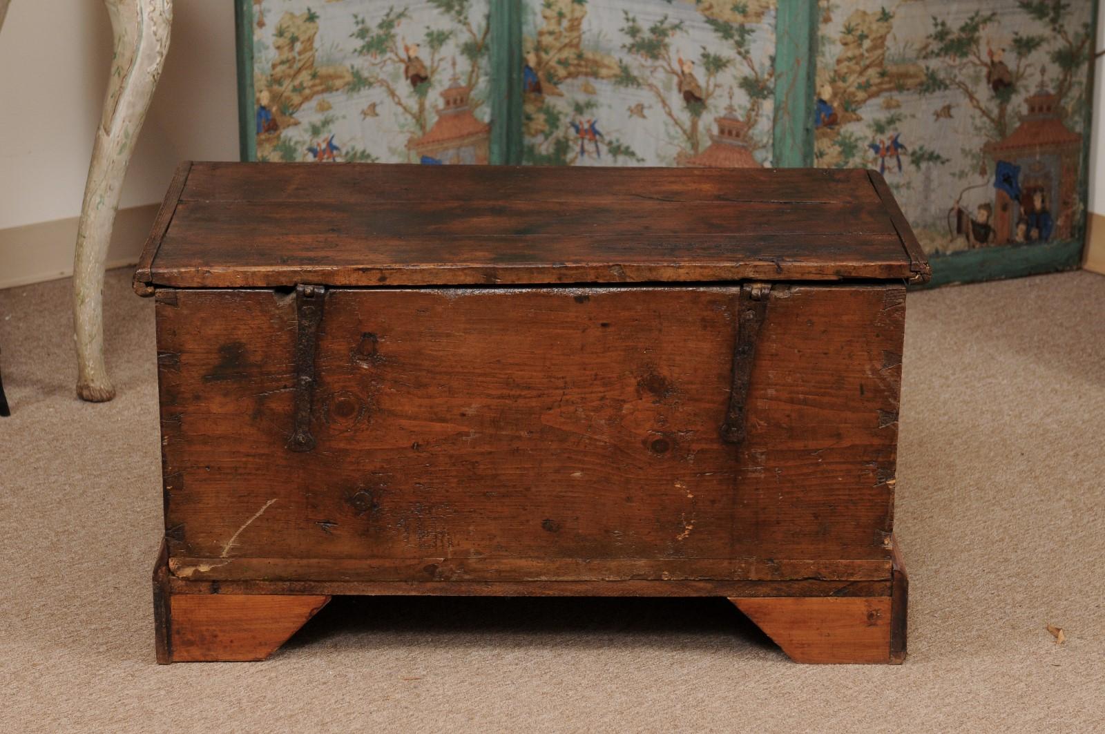  19th Century English Red Painted Pine Trunk For Sale 7
