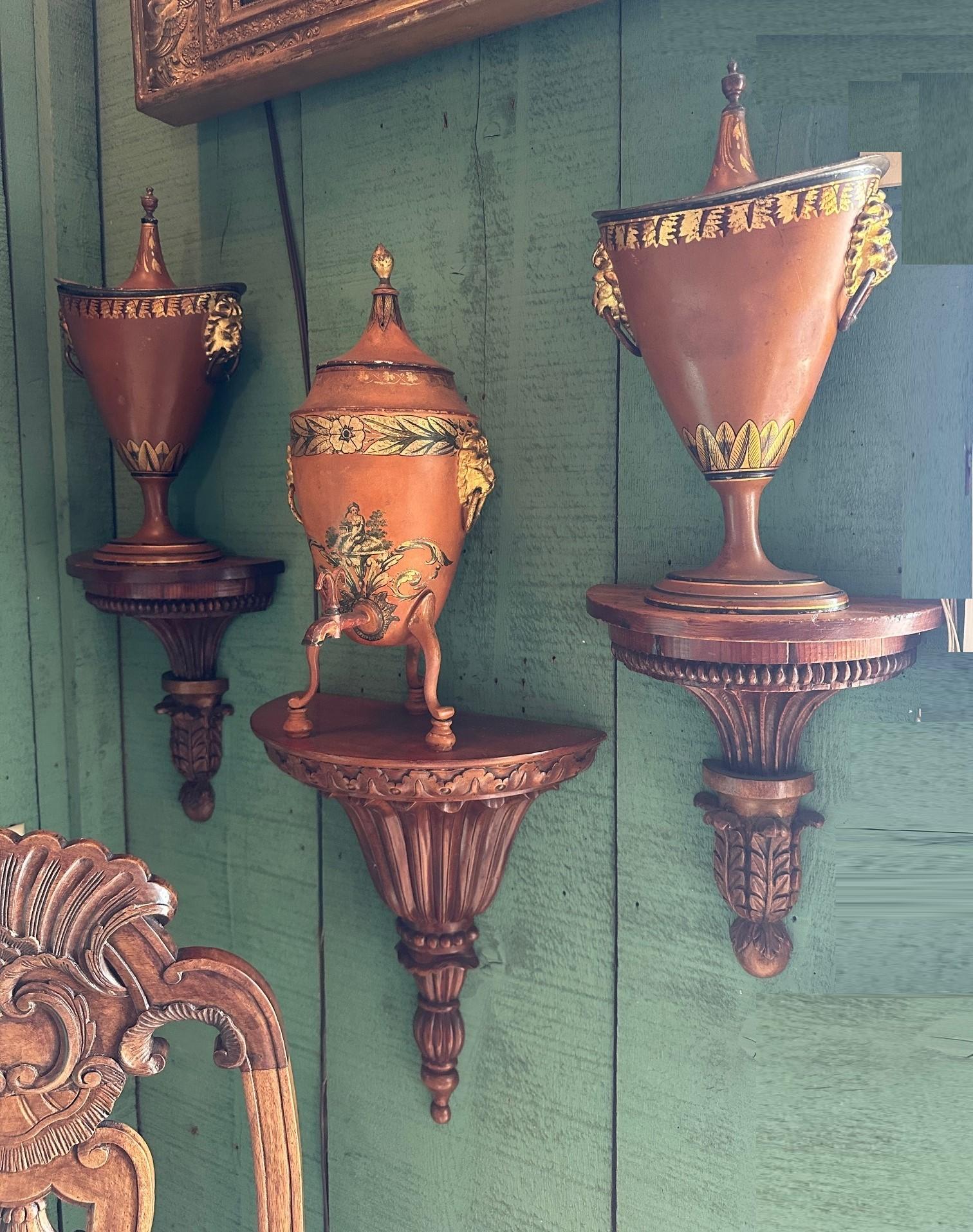19ème siècle Régence anglaise 3 Garniture Urnes en châtaignier tole Tea Urn Los Angeles en vente 2