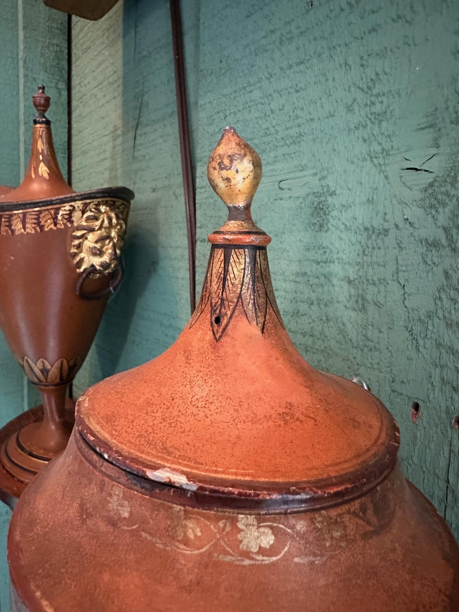 19ème siècle Régence anglaise 3 Garniture Urnes en châtaignier tole Tea Urn Los Angeles en vente 3
