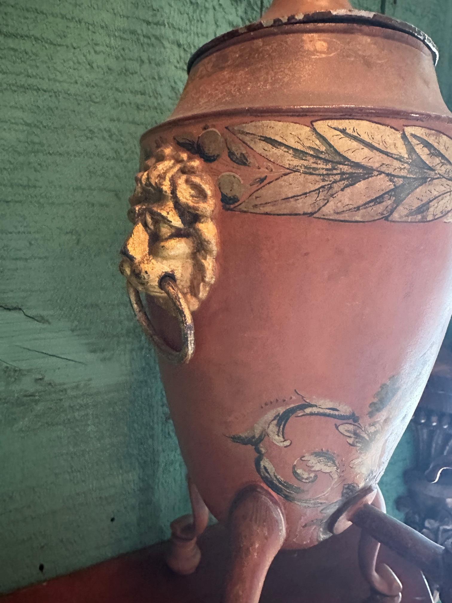 19ème siècle Régence anglaise 3 Garniture Urnes en châtaignier tole Tea Urn Los Angeles en vente 8