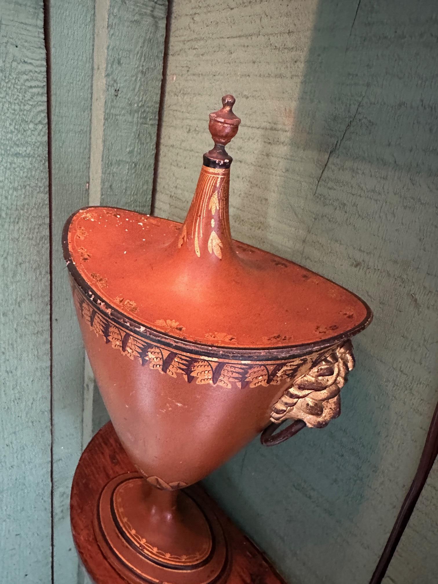 19ème siècle Régence anglaise 3 Garniture Urnes en châtaignier tole Tea Urn Los Angeles en vente 10