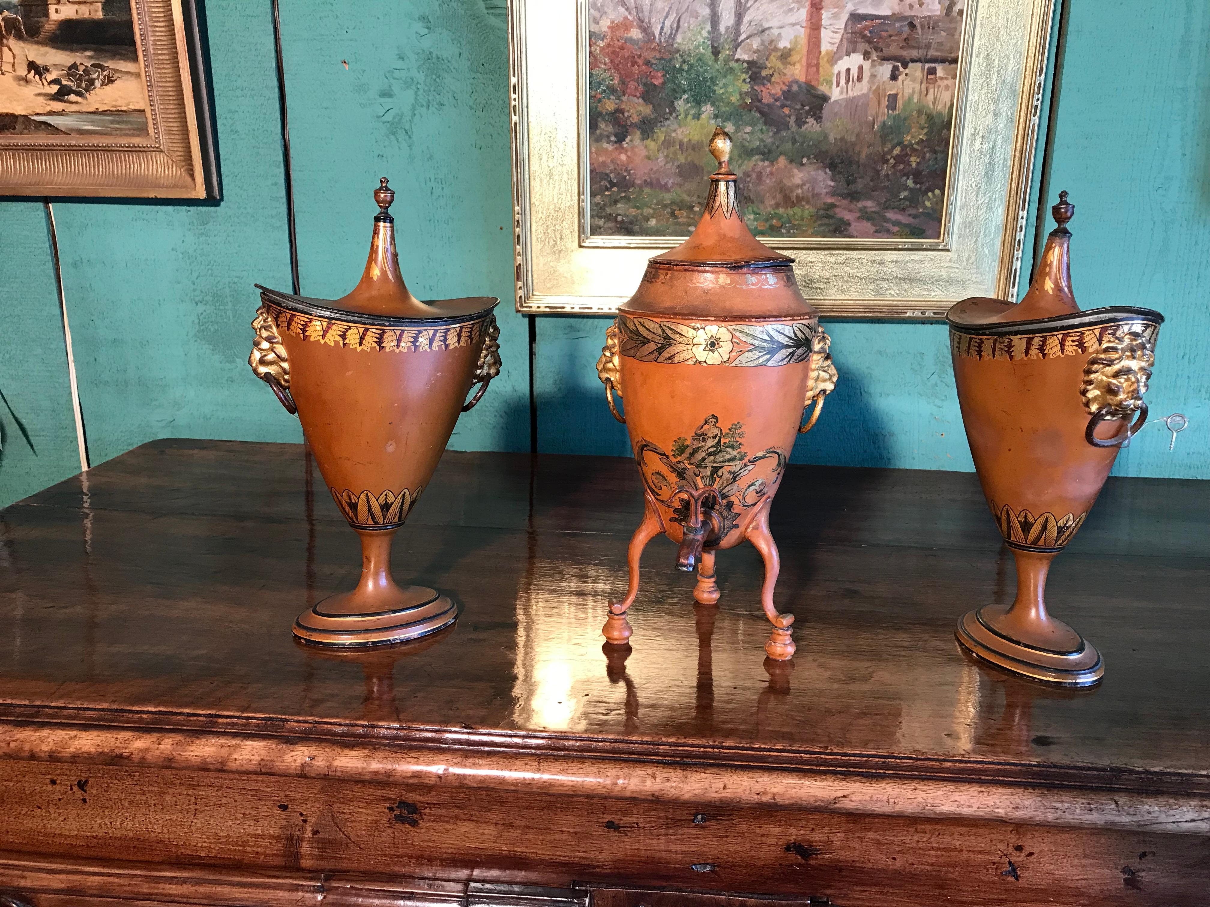 19e siècle Régence anglaise 3 Garniture Urnes en châtaignier tole Tea Urn Los Angeles . Garniture de 3 pièces du début des années 1800. Paire d'urnes en châtaignier peintes et dorées parcellaires d'époque Régence, avec une urne à thé sur un pied