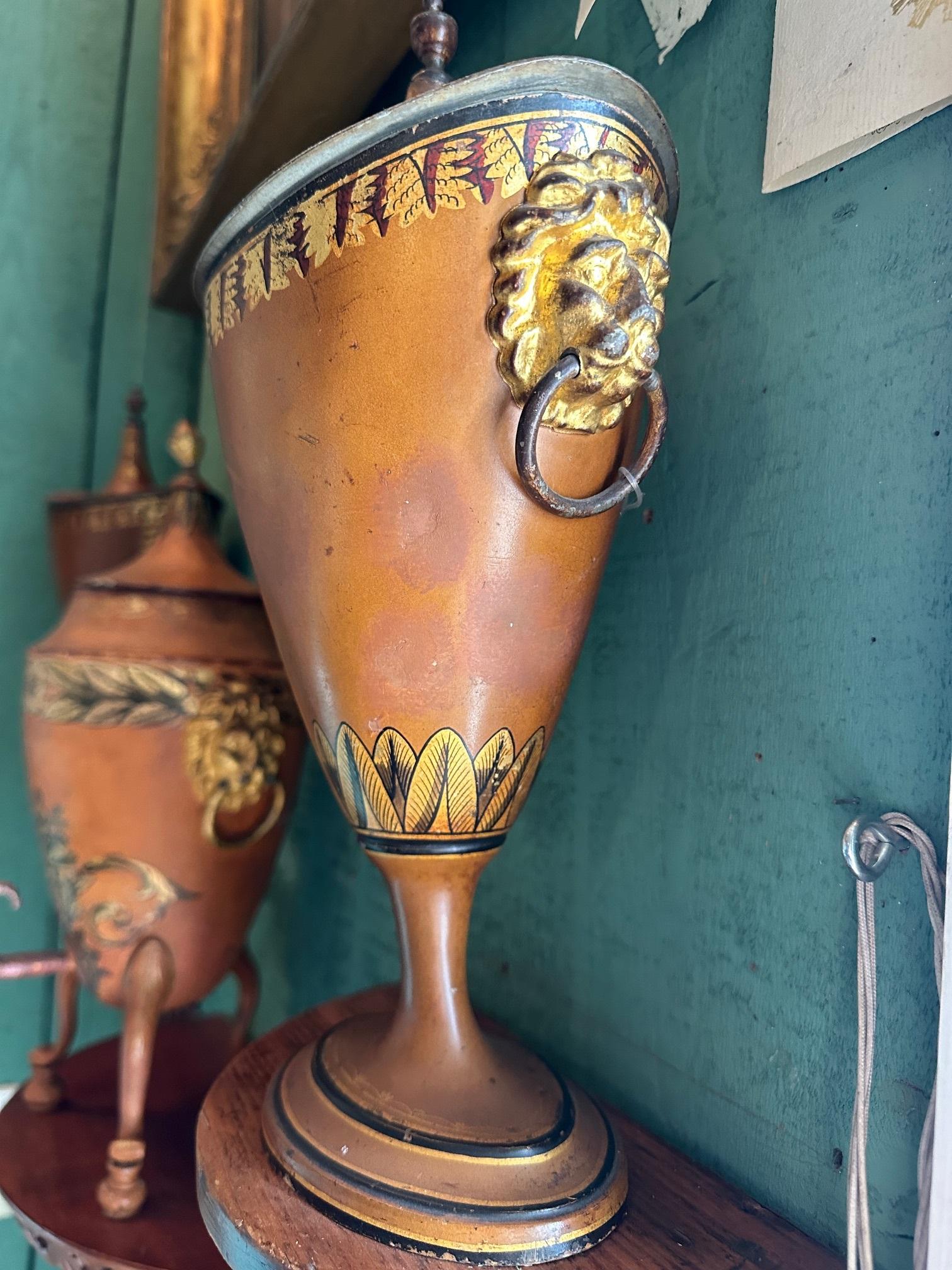 19ème siècle Régence anglaise 3 Garniture Urnes en châtaignier tole Tea Urn Los Angeles en vente 12