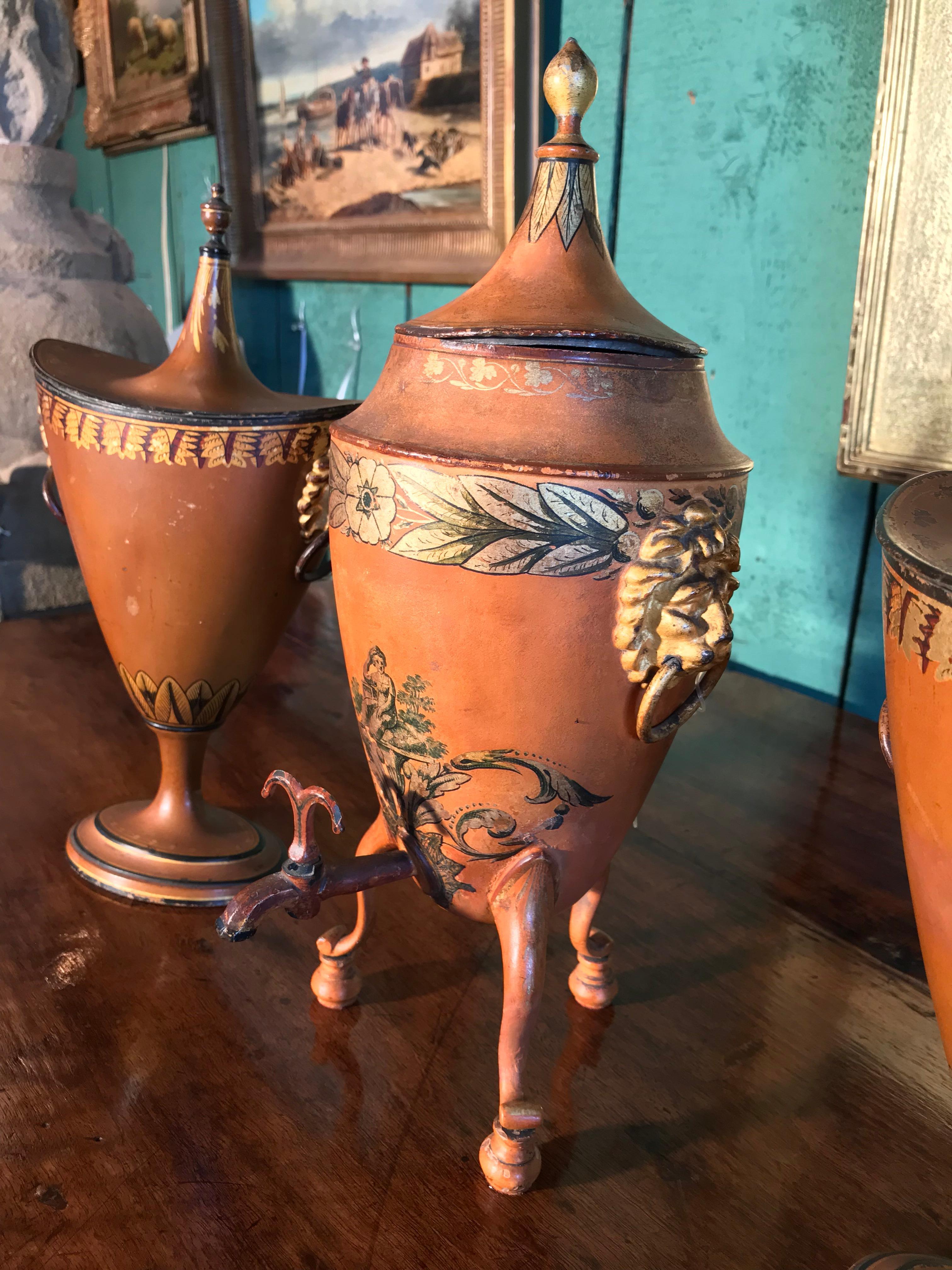 Anglais 19ème siècle Régence anglaise 3 Garniture Urnes en châtaignier tole Tea Urn Los Angeles en vente