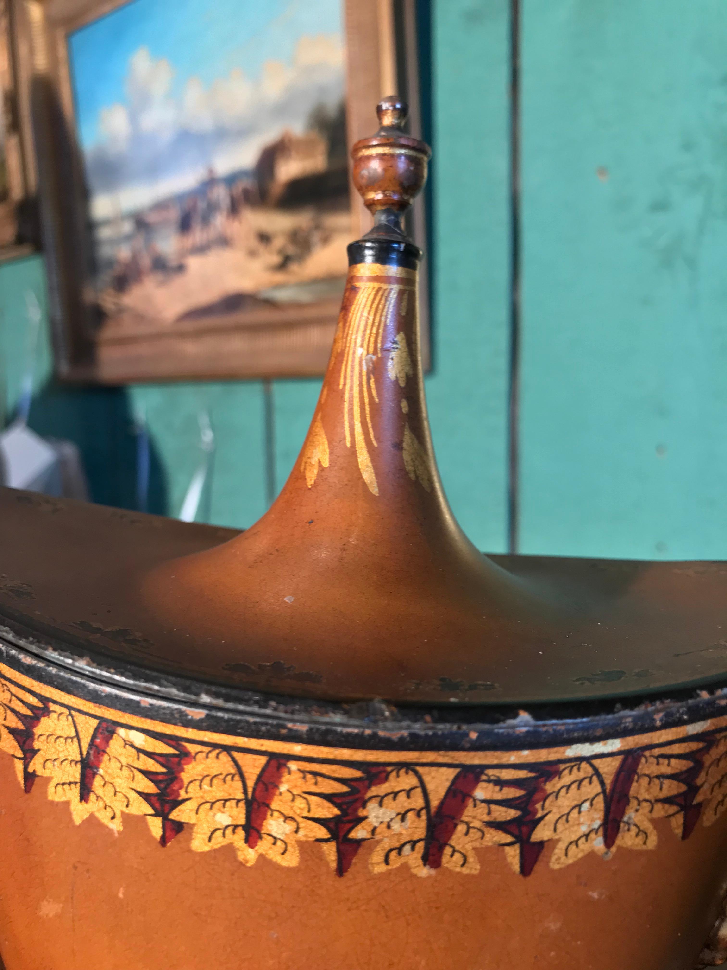 Peint à la main 19ème siècle Régence anglaise 3 Garniture Urnes en châtaignier tole Tea Urn Los Angeles en vente