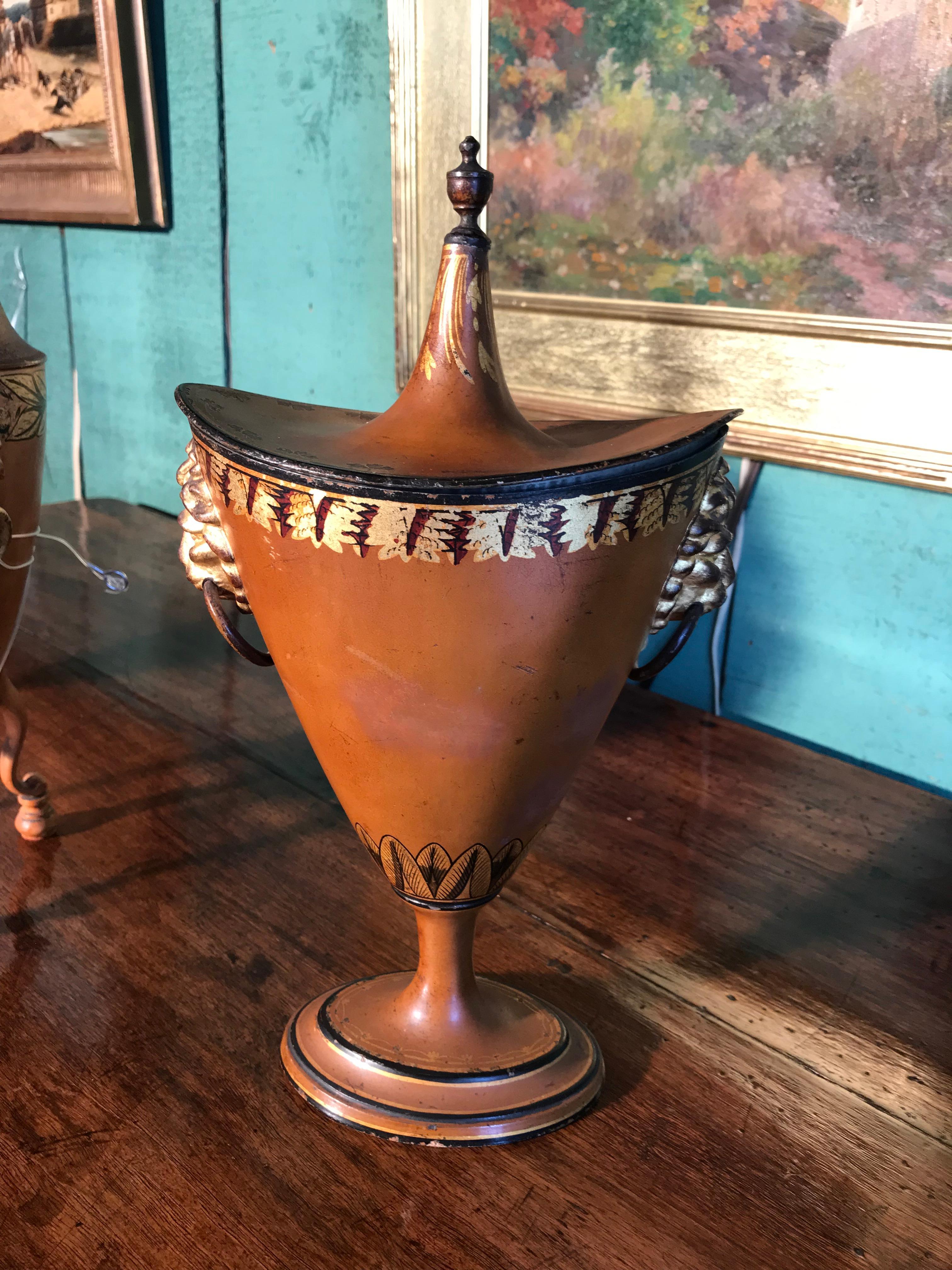 19ème siècle Régence anglaise 3 Garniture Urnes en châtaignier tole Tea Urn Los Angeles Bon état - En vente à West Hollywood, CA