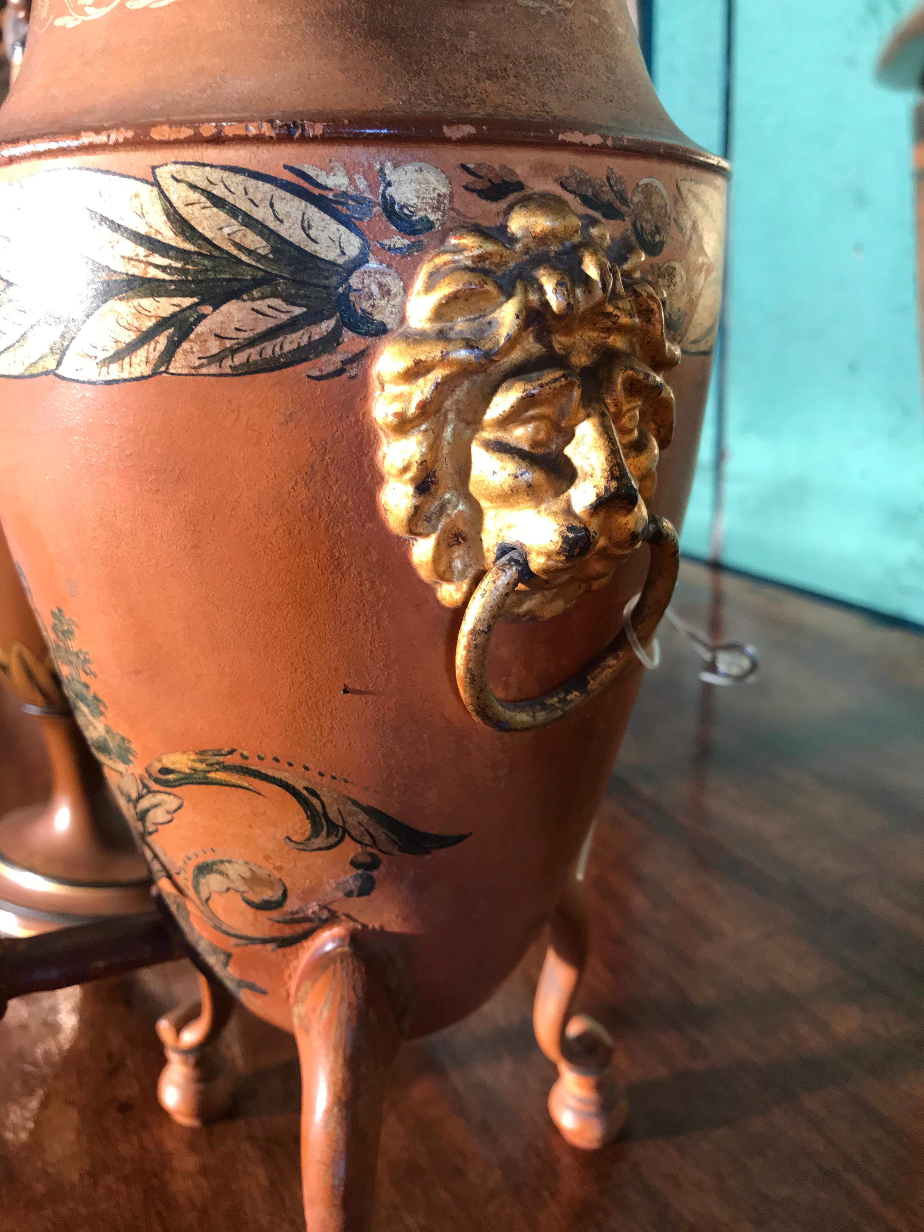Tôle 19ème siècle Régence anglaise 3 Garniture Urnes en châtaignier tole Tea Urn Los Angeles en vente