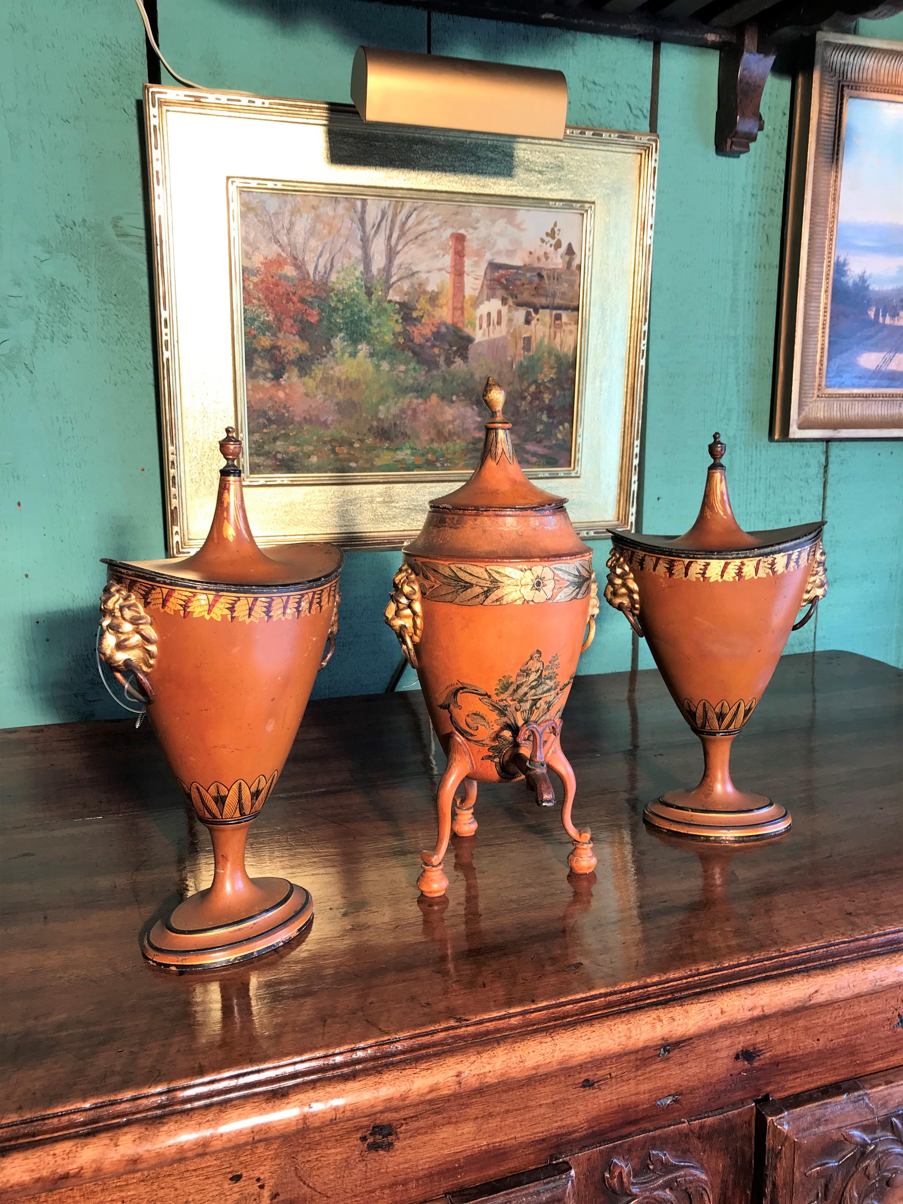 19ème siècle Régence anglaise 3 Garniture Urnes en châtaignier tole Tea Urn Los Angeles en vente 1