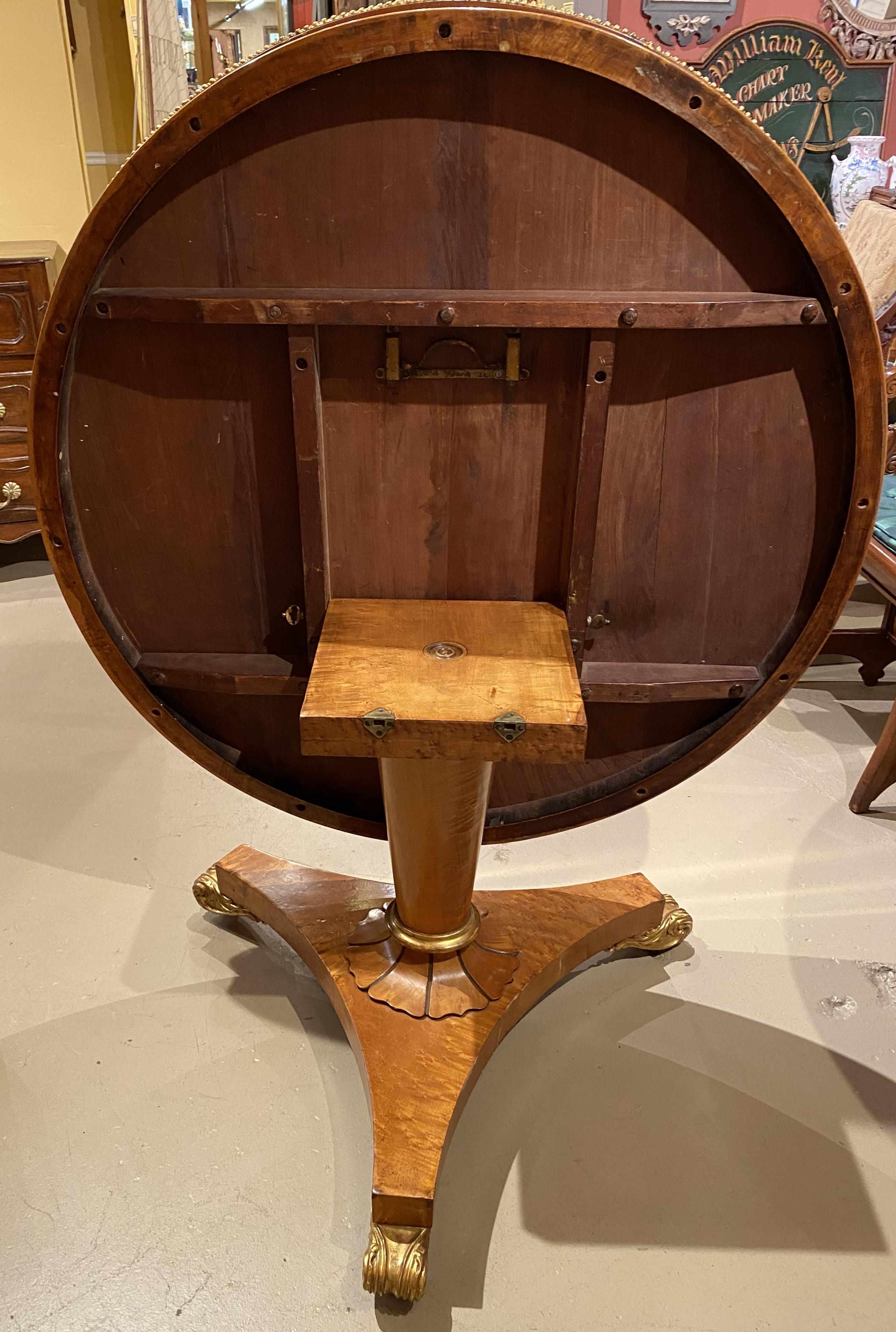 Mesa de centro de arce Birdseye de la Regencia inglesa del siglo XIX con detalles dorados en venta 4