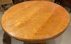 Table centrale de style Régence anglaise du 19e siècle en érable piqué avec accents dorés