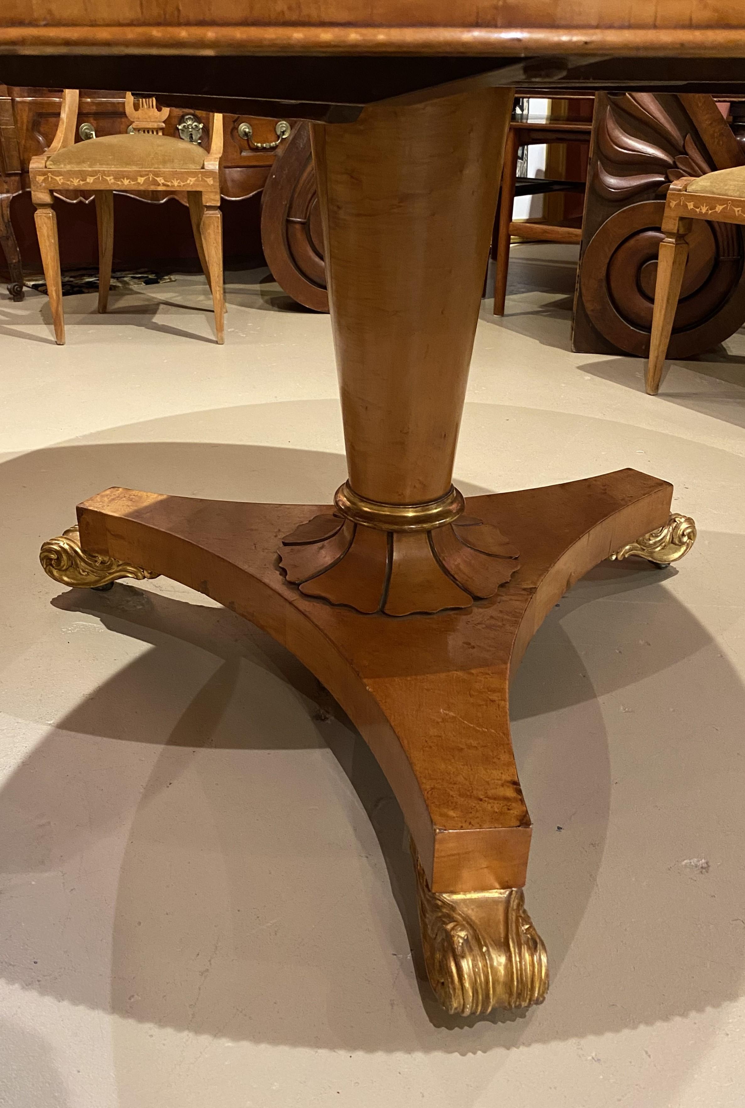 Mesa de centro de arce Birdseye de la Regencia inglesa del siglo XIX con detalles dorados Tallado a mano en venta