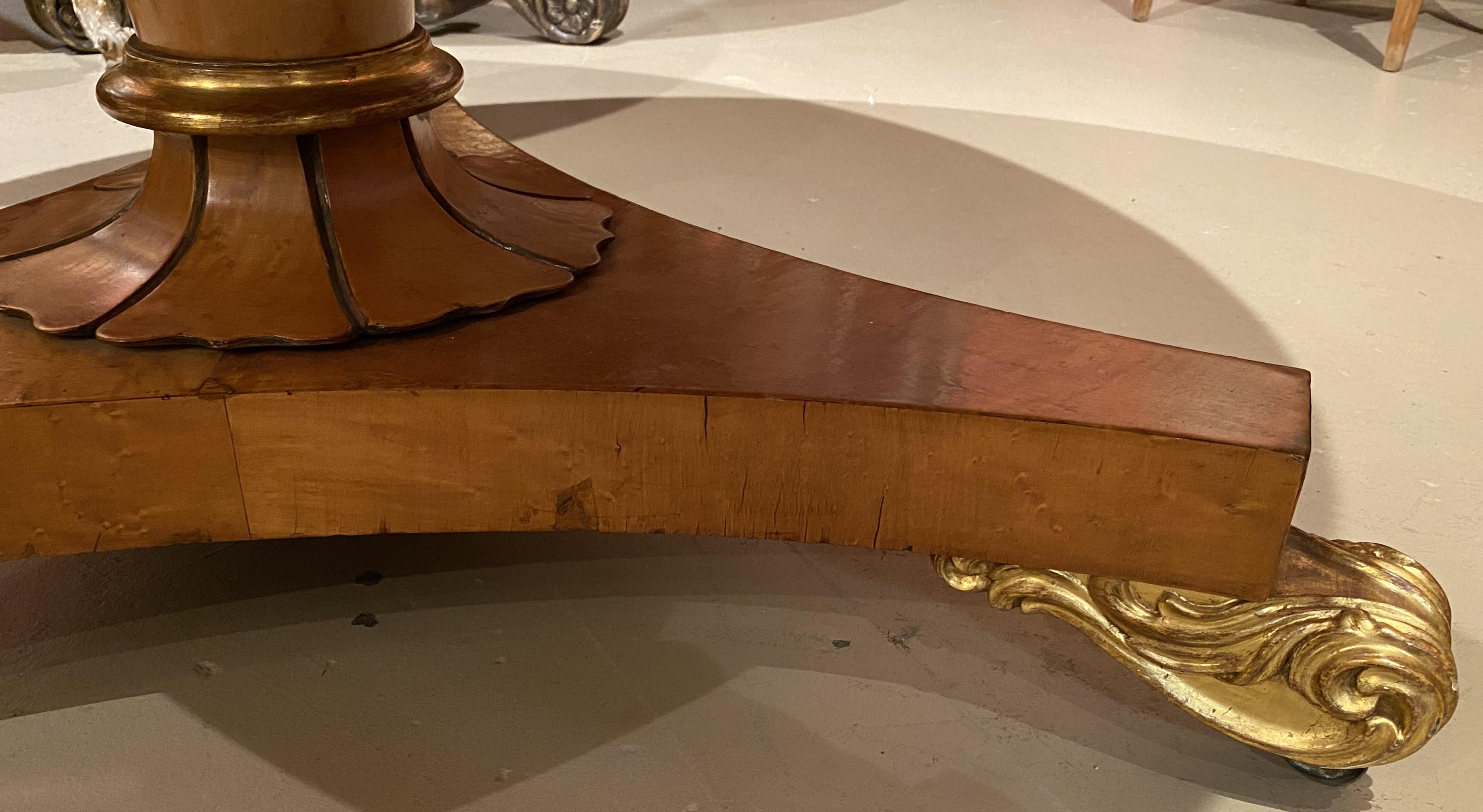 Mesa de centro de arce Birdseye de la Regencia inglesa del siglo XIX con detalles dorados en Bueno estado para la venta en Milford, NH