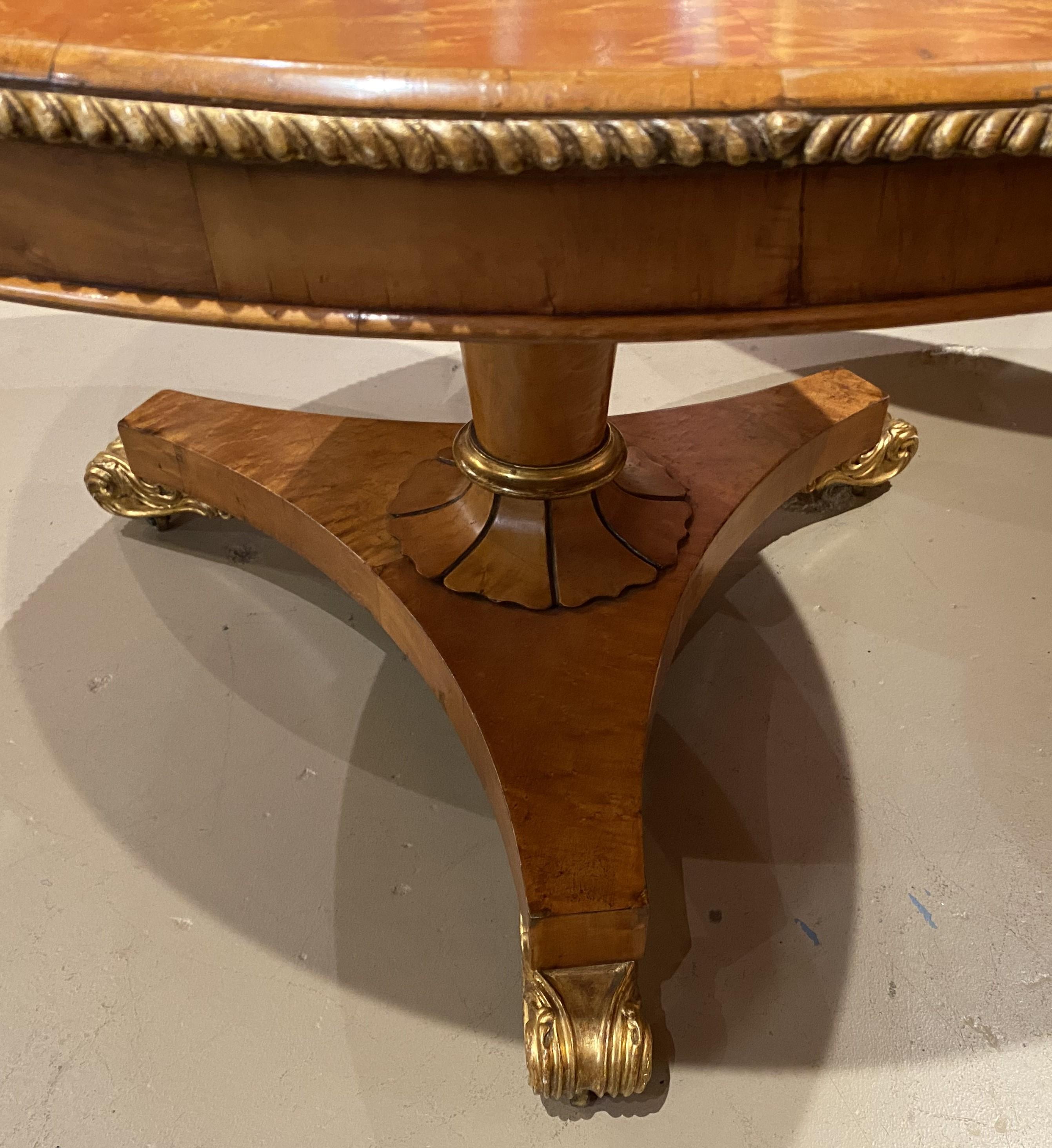 Mesa de centro de arce Birdseye de la Regencia inglesa del siglo XIX con detalles dorados Latón en venta