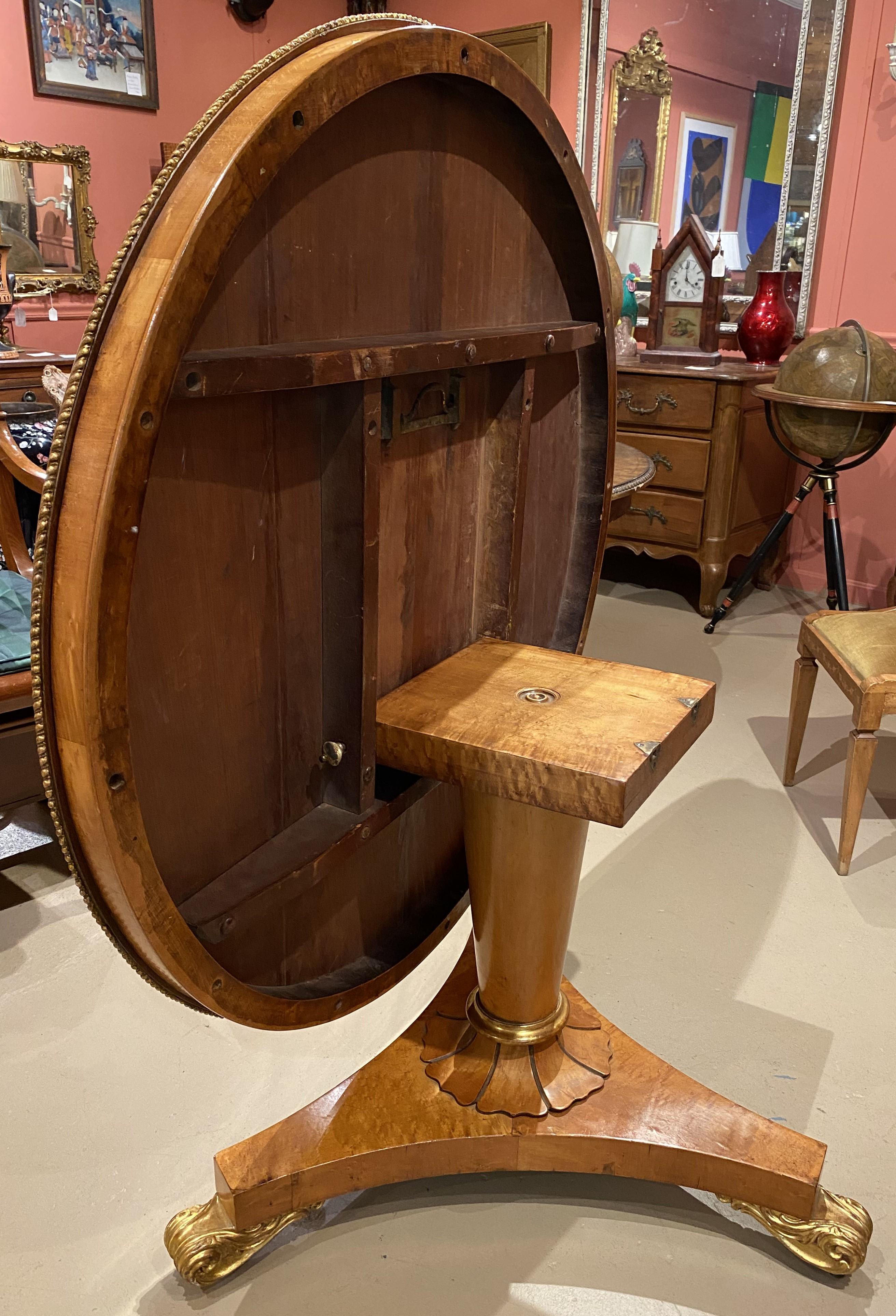 Mesa de centro de arce Birdseye de la Regencia inglesa del siglo XIX con detalles dorados en venta 2
