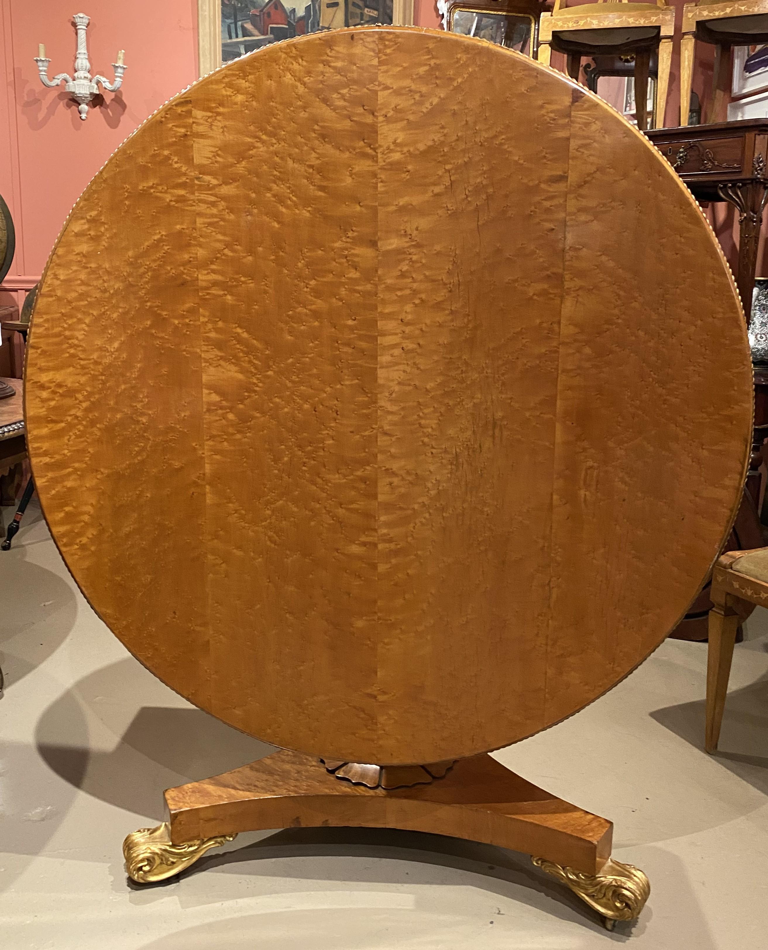 Mesa de centro de arce Birdseye de la Regencia inglesa del siglo XIX con detalles dorados en venta 3