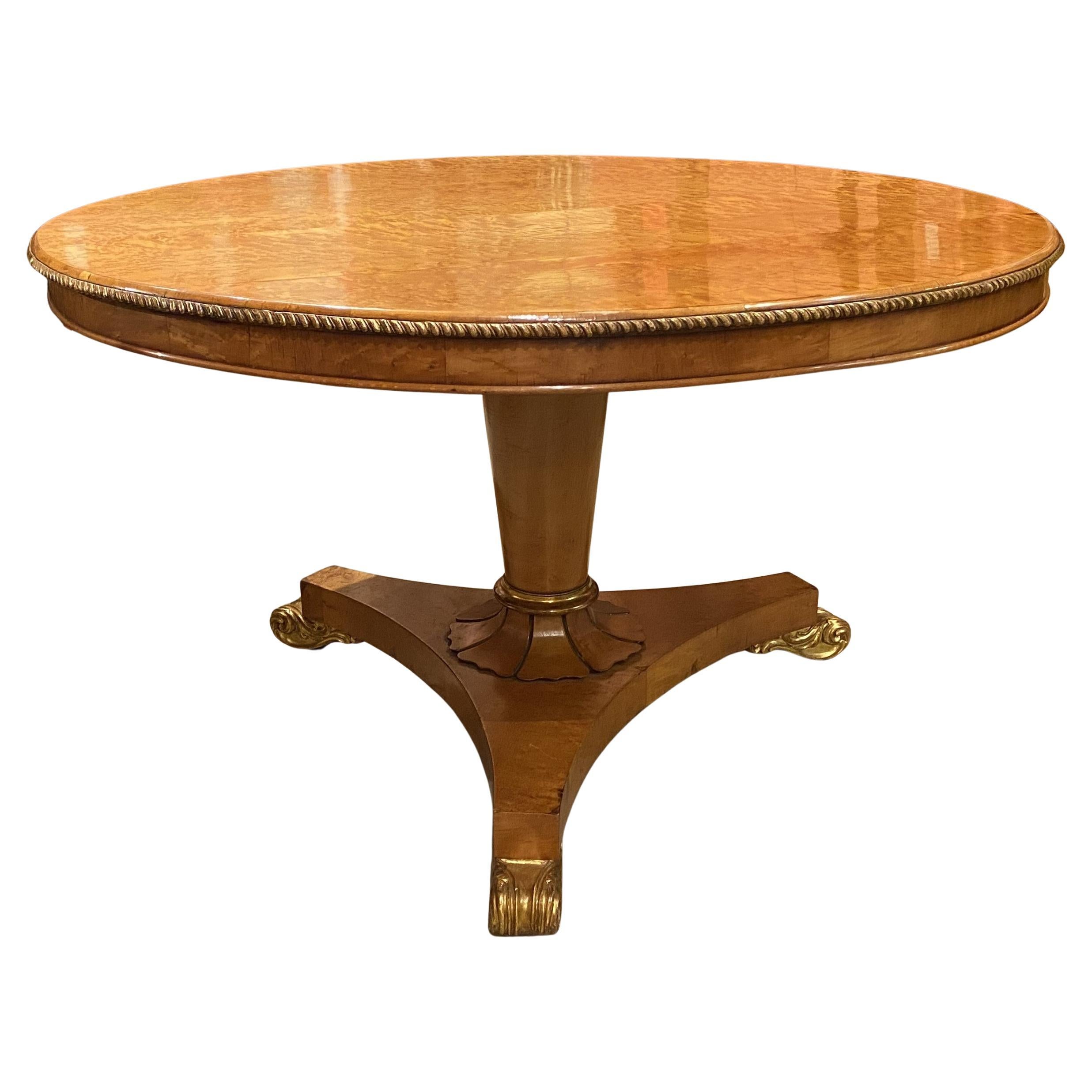 Mesa de centro de arce Birdseye de la Regencia inglesa del siglo XIX con detalles dorados en venta