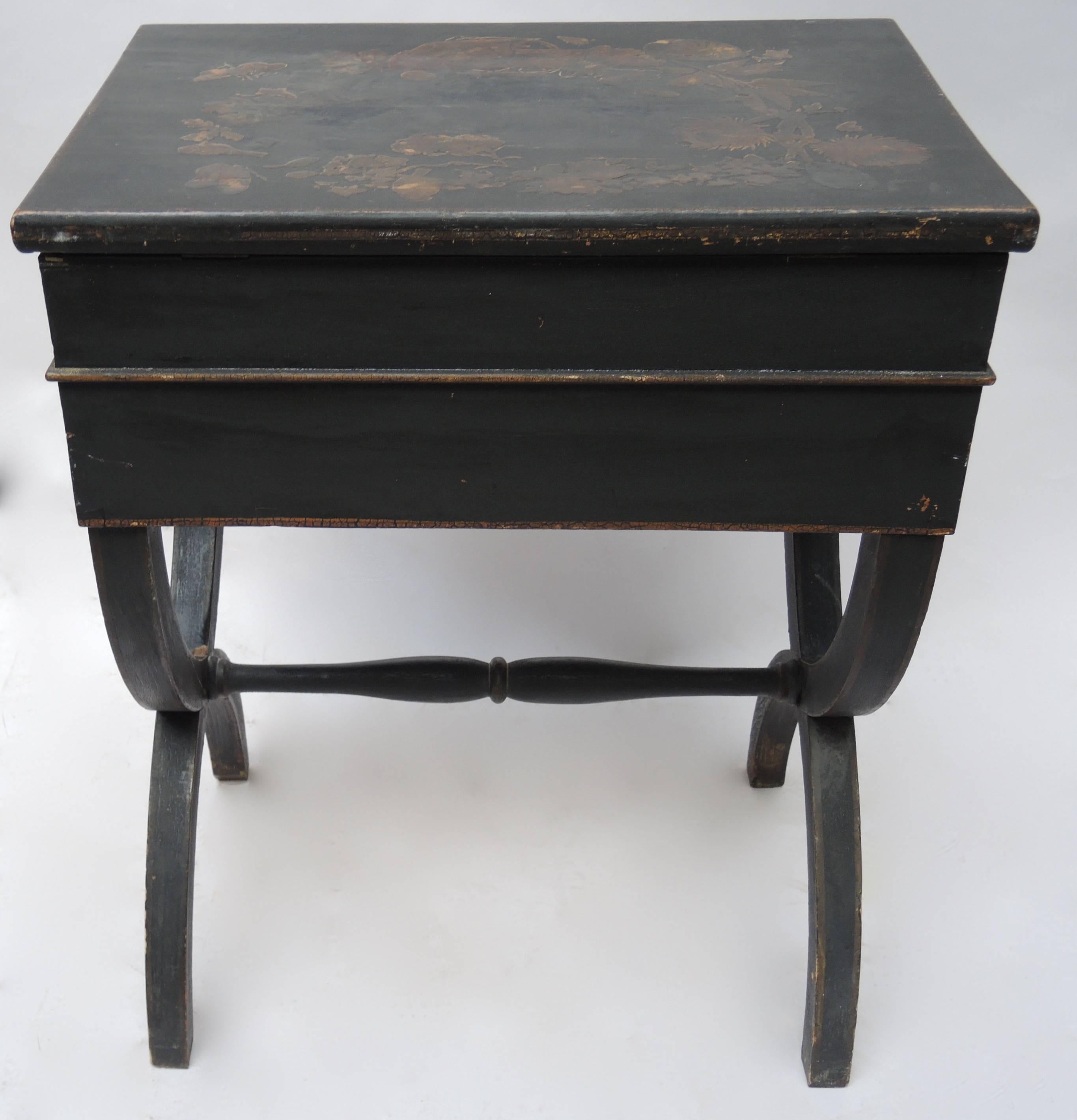 19th Century English Regency Black Decoupage Side Table or Dressing Table In Good Condition In Antwerp, BE