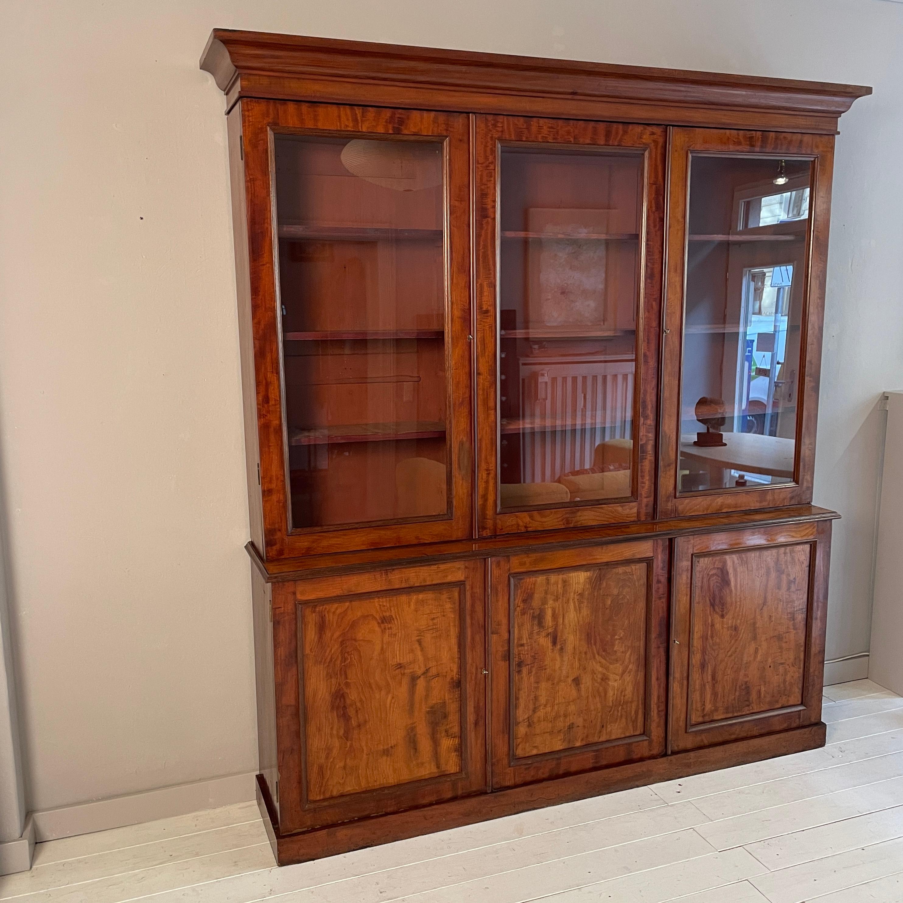This beautiful 19th Century English Regency Bookcase Library in Red Brown Wood was made around 1830.
A unique piece which is a great eye-catcher for your antique, modern, space age or mid-century interior.
If you have any more questions we are