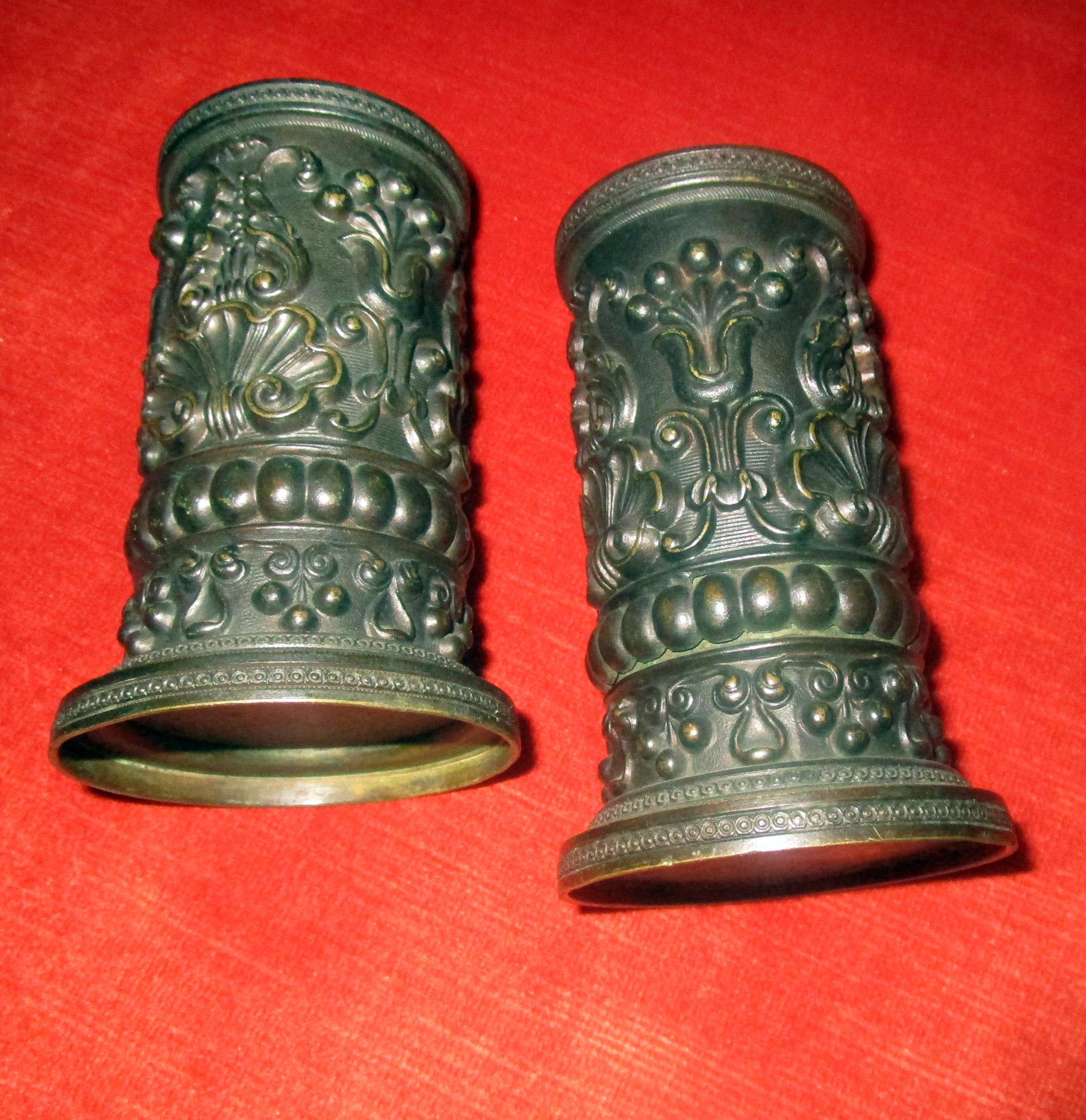 Regency Petits vases de déversement en bronze de style Régence anglaise du XIXe siècle en vente