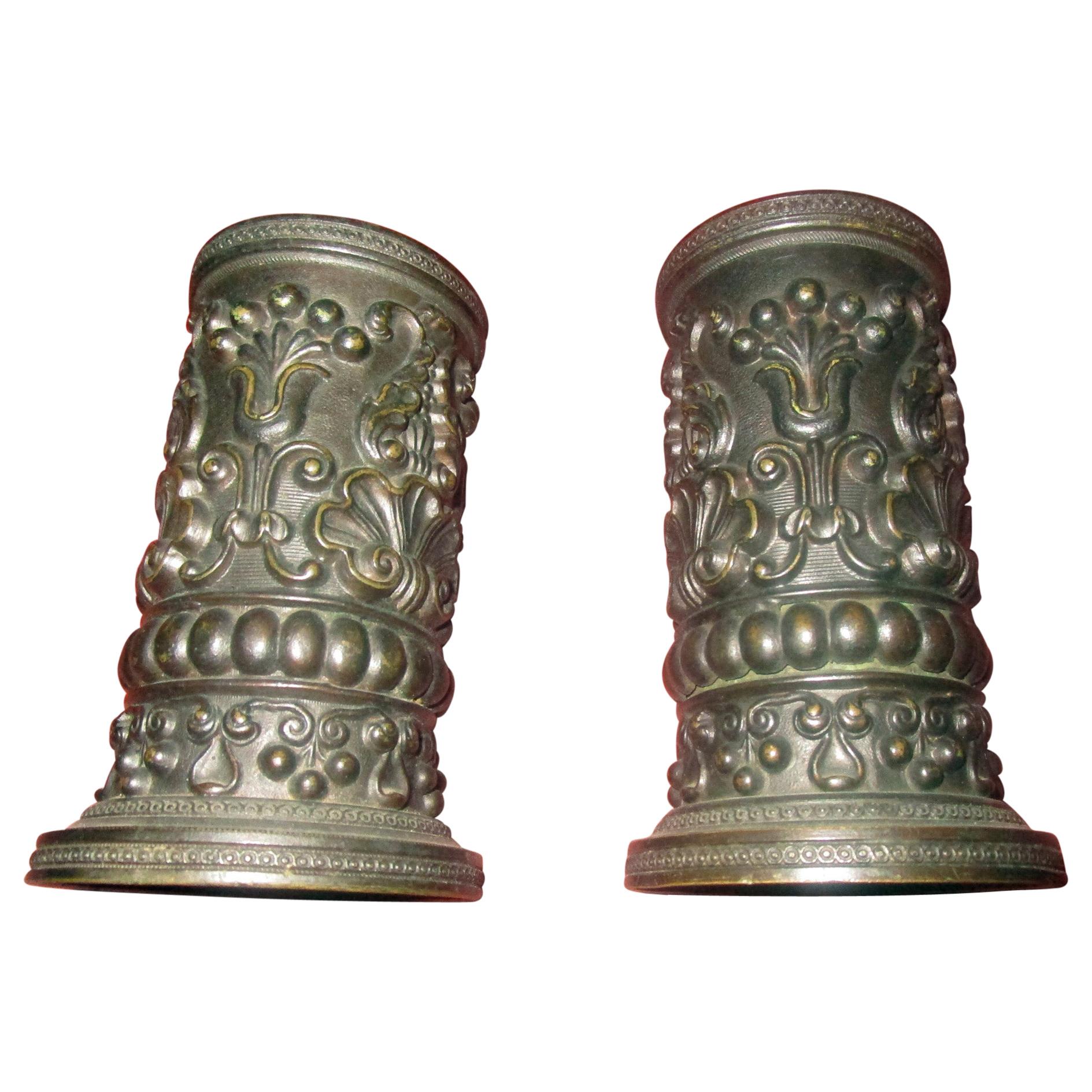 Petits vases de déversement en bronze de style Régence anglaise du XIXe siècle