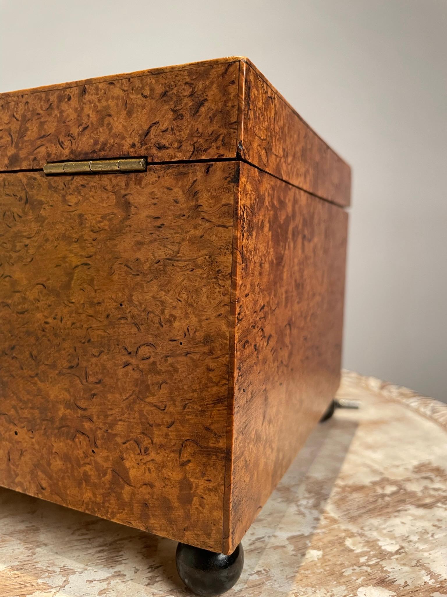 Boîte en placage de bois de ronce de style Régence anglaise du 19ème siècle avec pieds en boule ébénisée  en vente 2