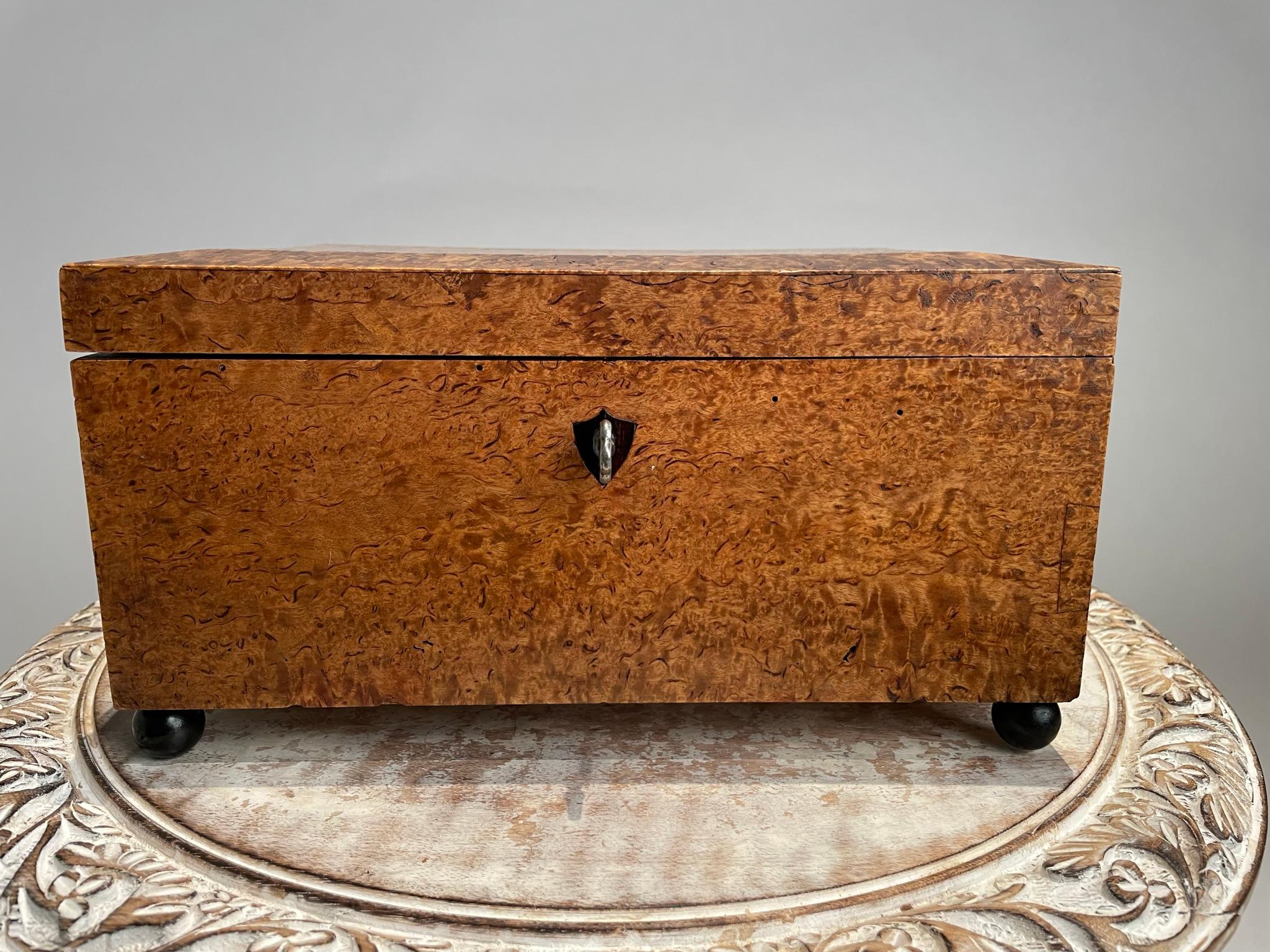 Regency Boîte en placage de bois de ronce de style Régence anglaise du 19ème siècle avec pieds en boule ébénisée  en vente