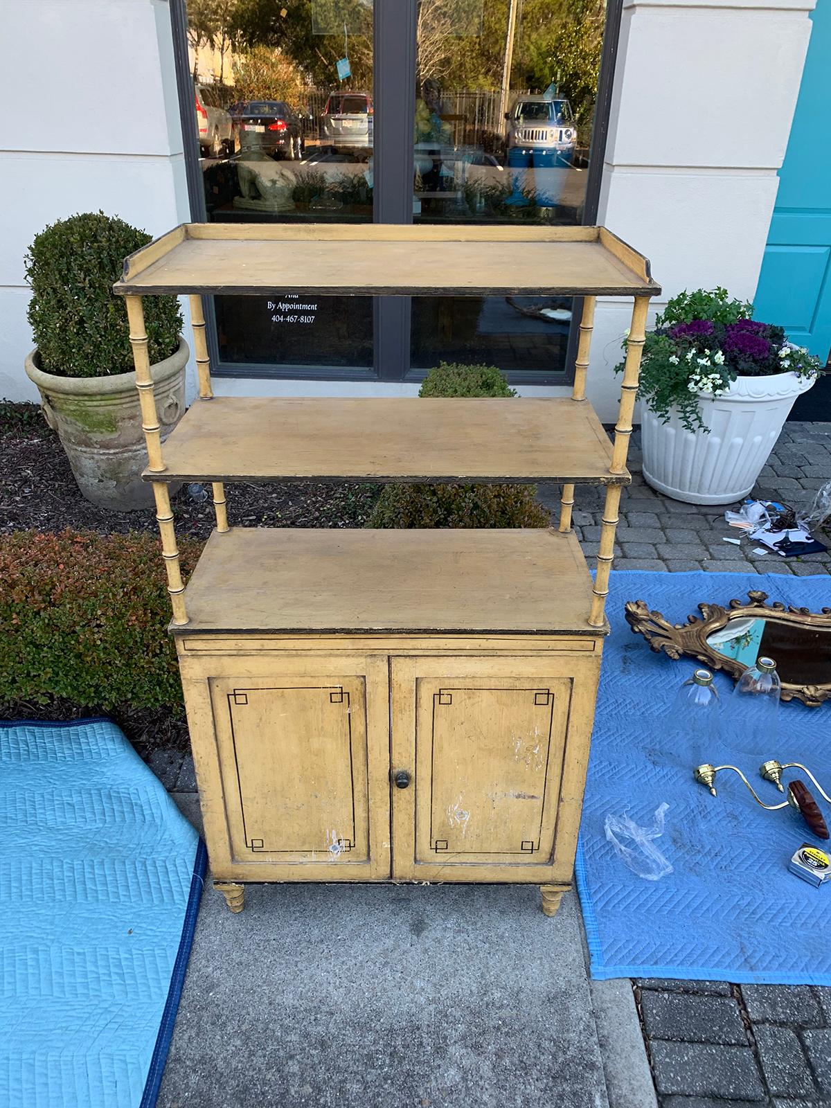 19th Century English Regency Cabinet with Etagere (Holz) im Angebot