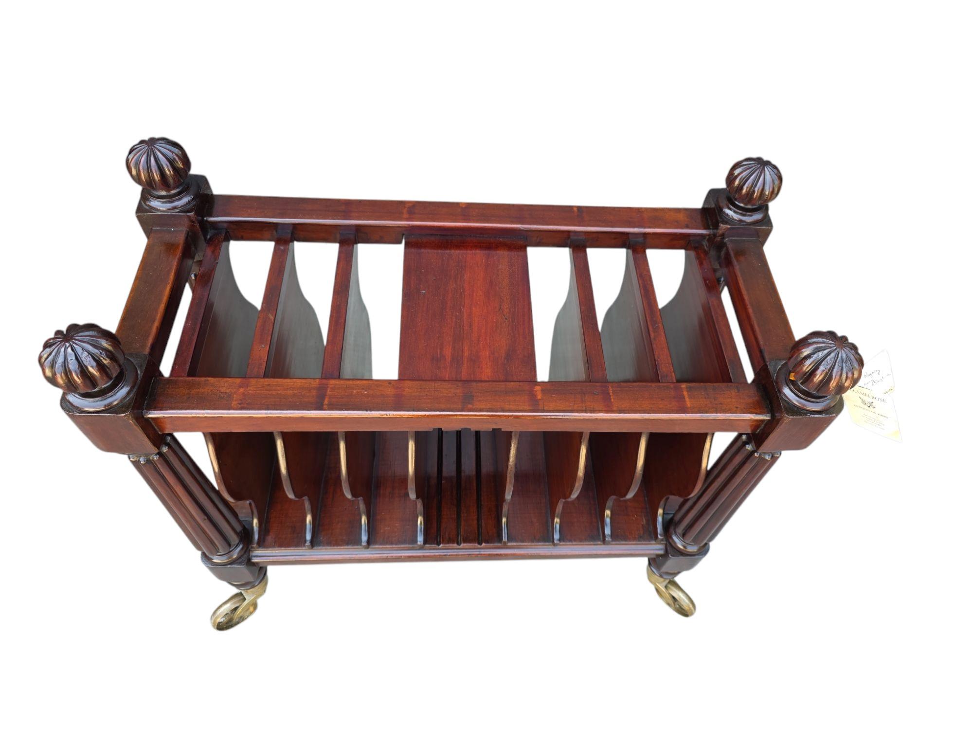 Un canterbury grande de gran calidad con bandeja superior extraíble.  Preciosa rueda de radios original de latón.  Hacia 1830.  Tenemos otro que podría ser su gemelo muy cercano si se necesita una pareja.