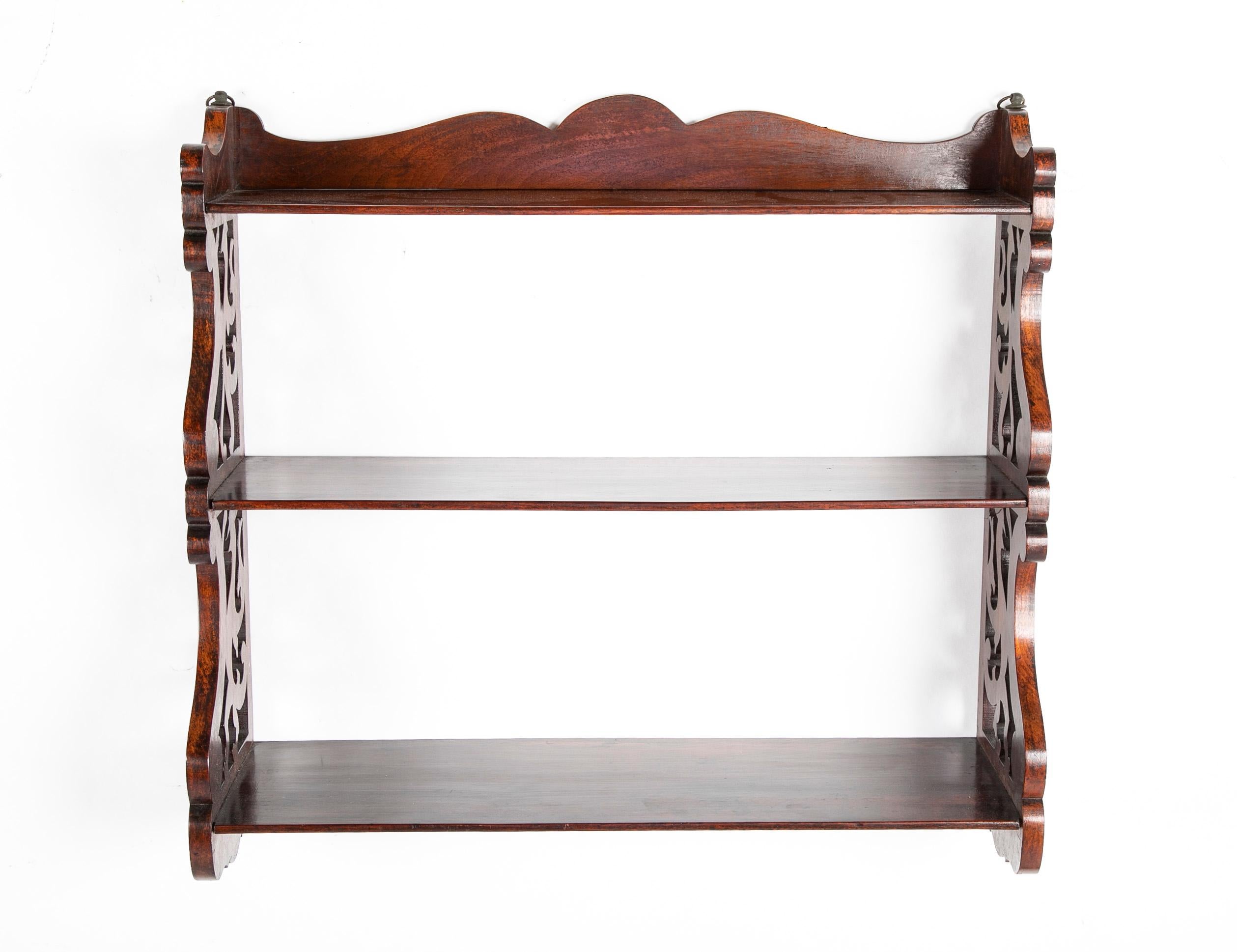 Hand-Carved 19th Century English Regency Carved Mahogany Hanging Shelf For Sale