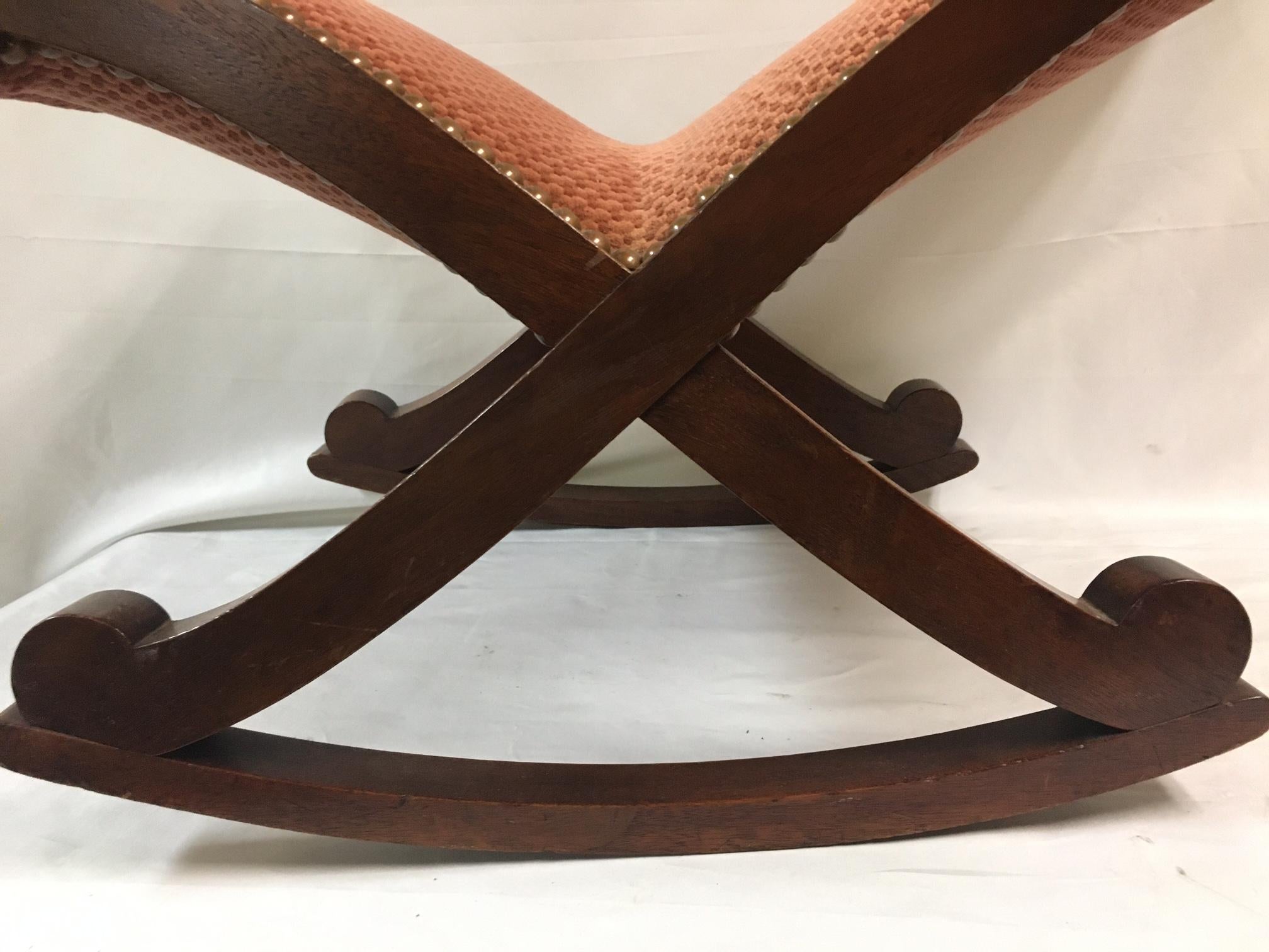 Ce tabouret à bascule antique de très belle qualité est en très bon état et présente un cadre robuste en acajou avec des tournures sculptées en serpentine. Joliment tapissé d'un ravissant velours à motifs couleur pêche et encadré de clous en laiton. 