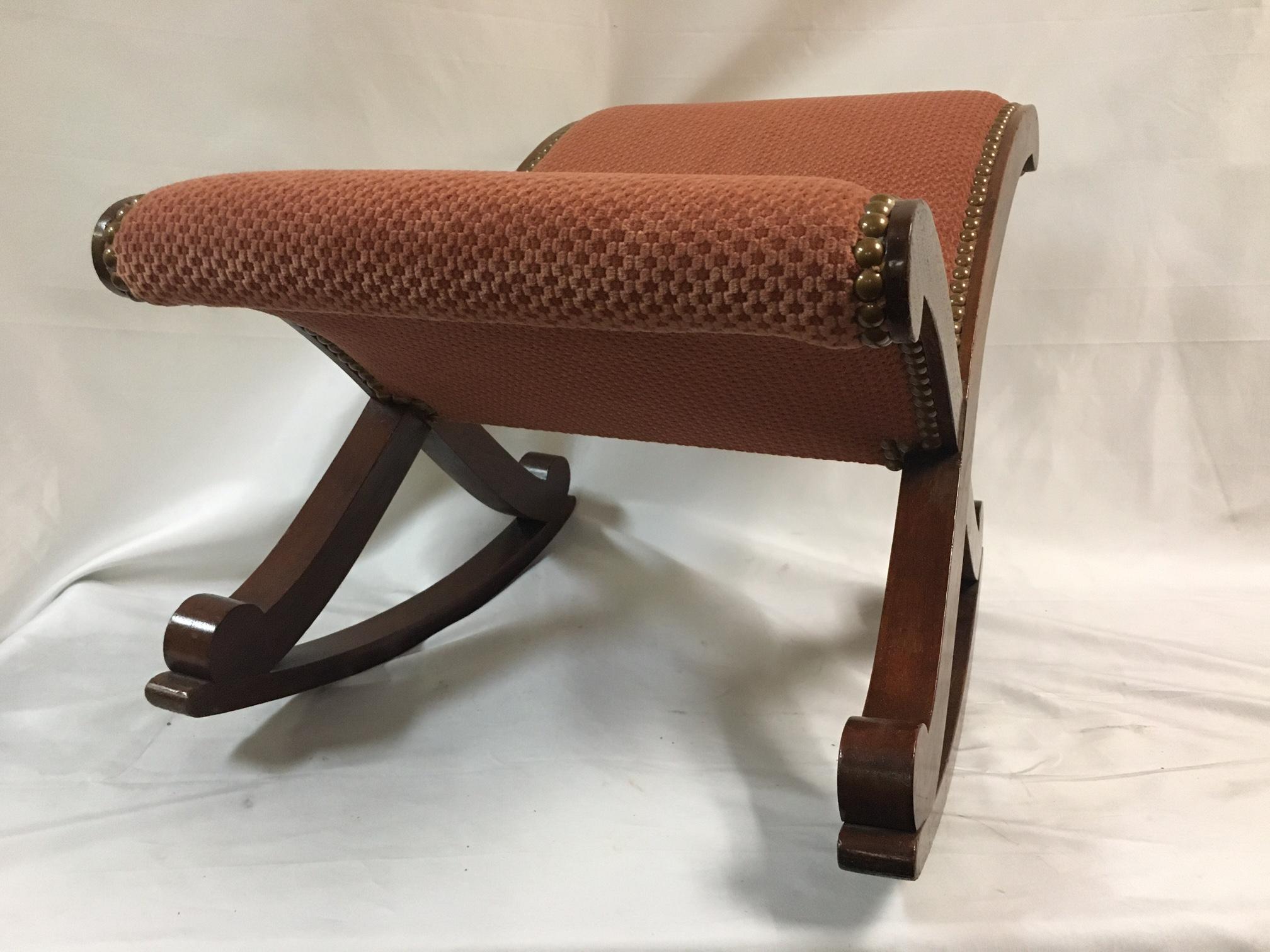 Regency Tabouret à bascule en acajou sculpté de style Régence anglaise du 19e siècle en vente