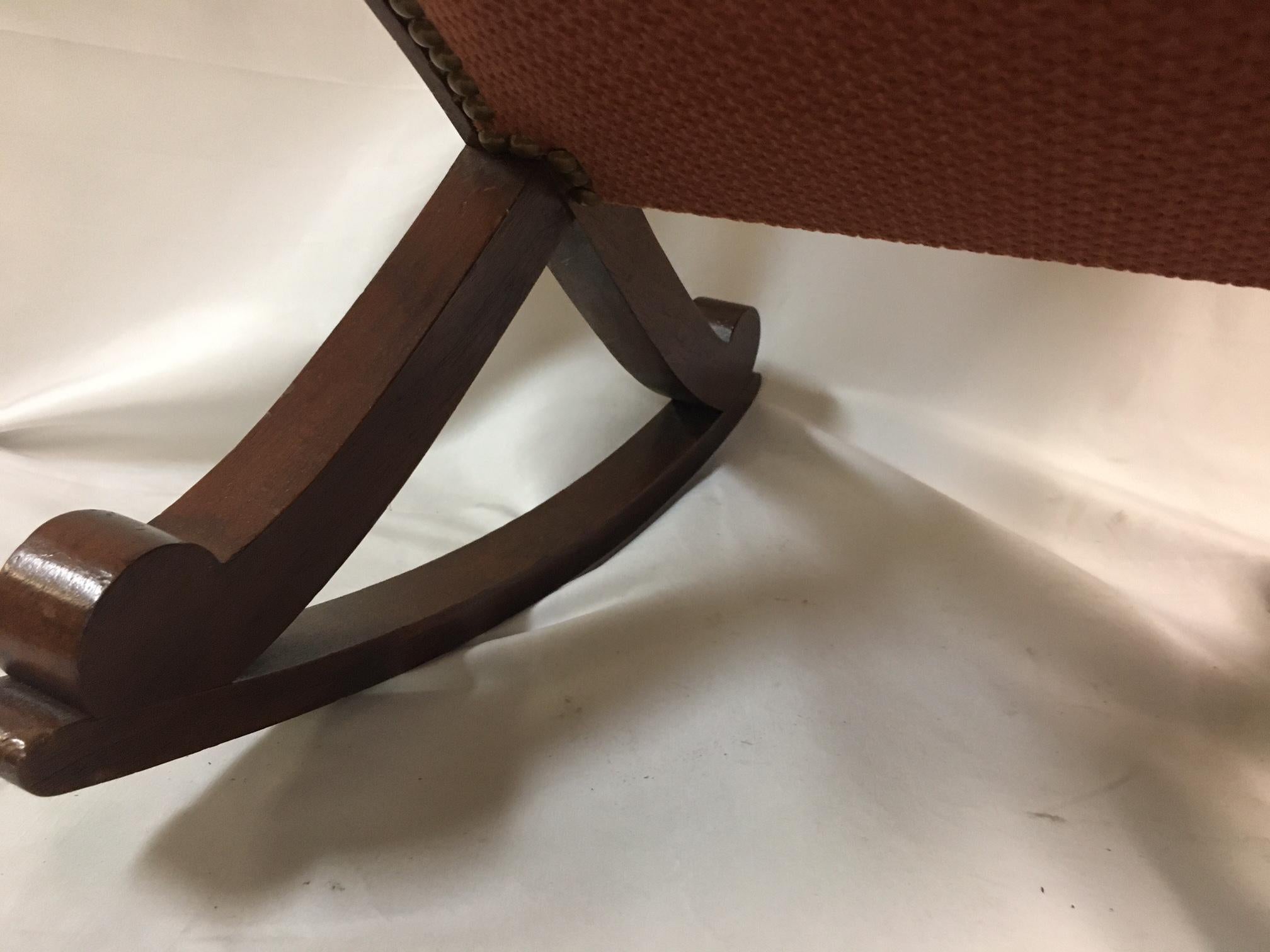 Anglais Tabouret à bascule en acajou sculpté de style Régence anglaise du 19e siècle en vente