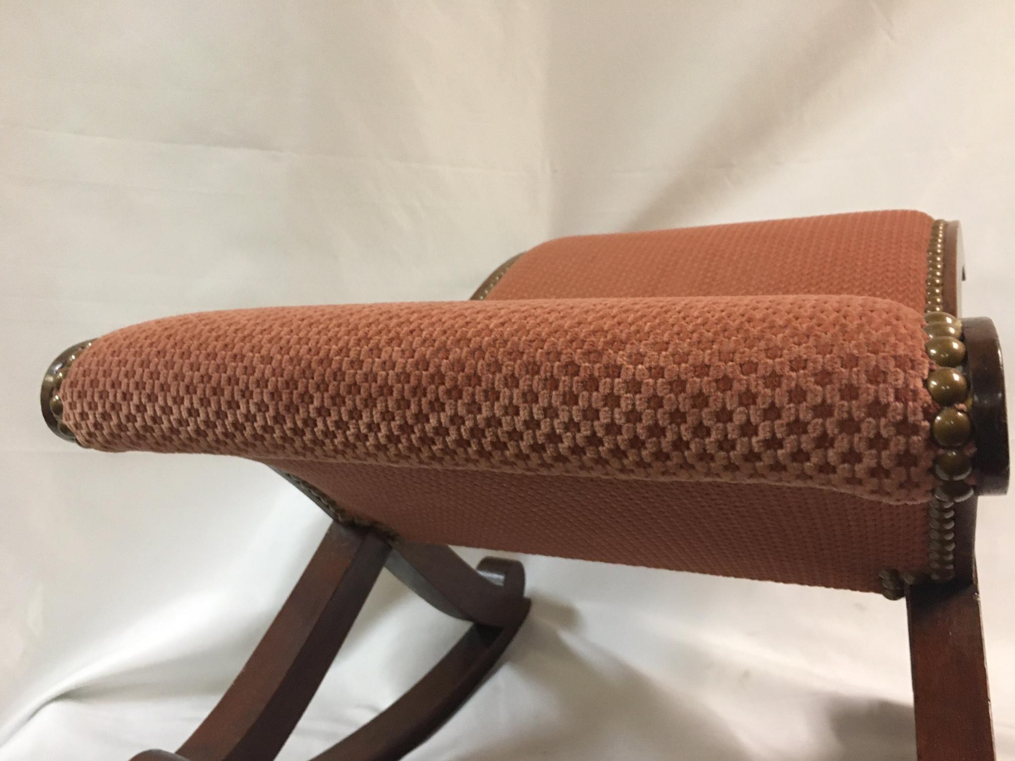 Tabouret à bascule en acajou sculpté de style Régence anglaise du 19e siècle Bon état - En vente à Savannah, GA