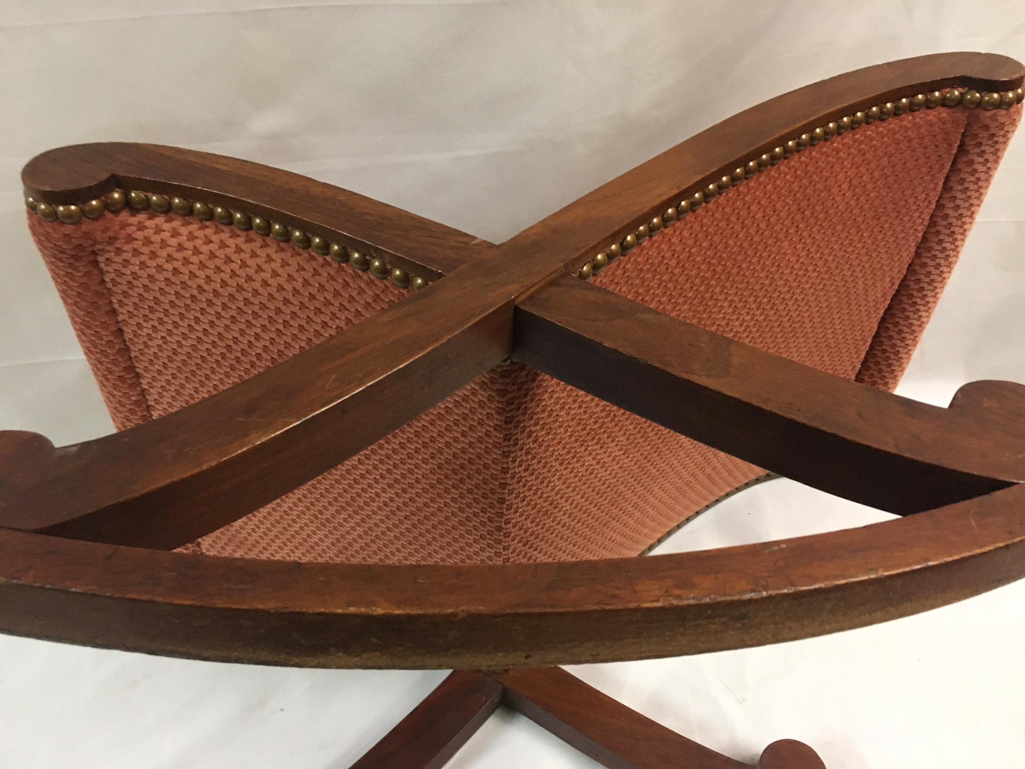 Tabouret à bascule en acajou sculpté de style Régence anglaise du 19e siècle en vente 2