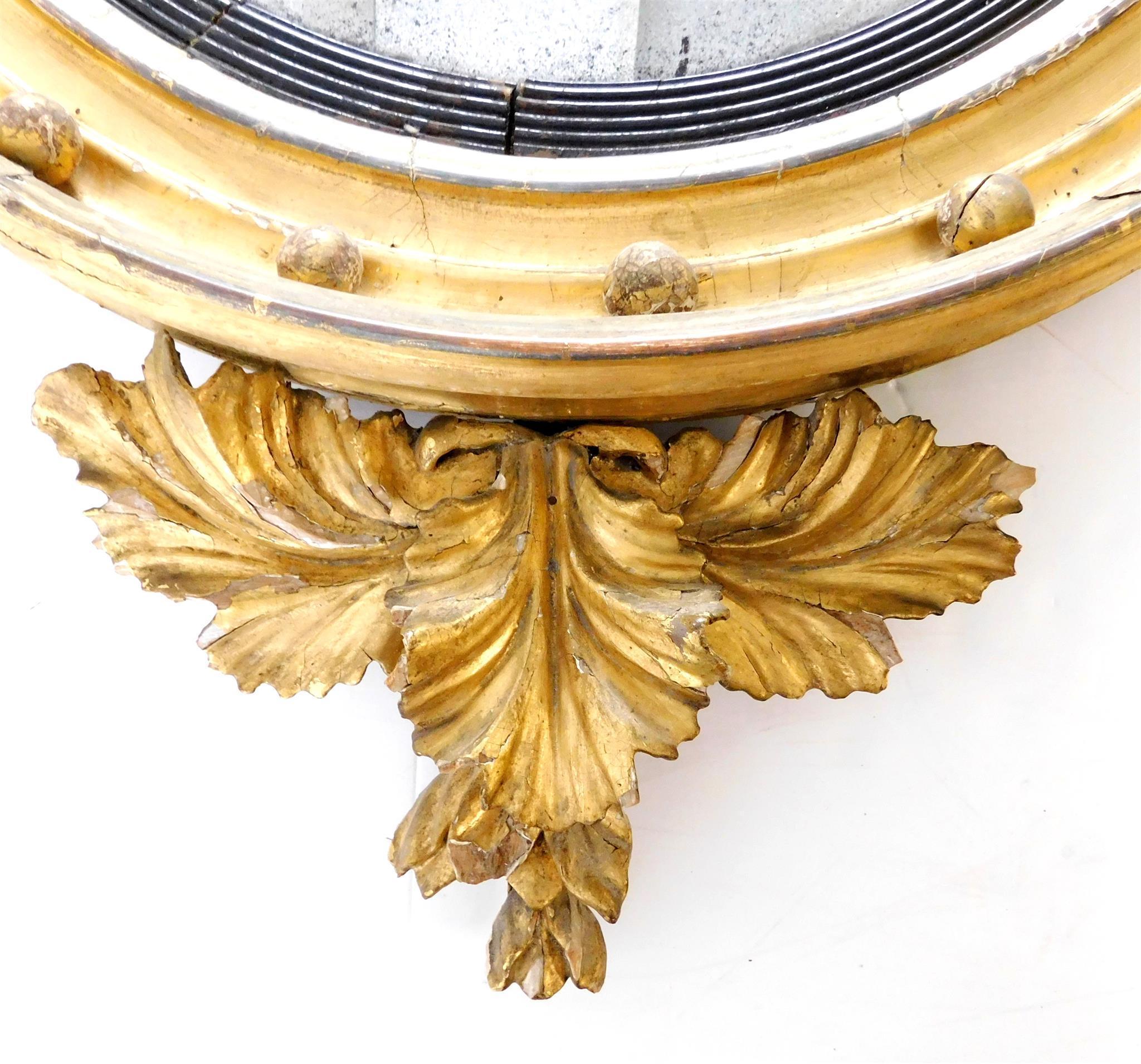 Regency Miroir convexe en bois doré sculpté du XIXe siècle en vente