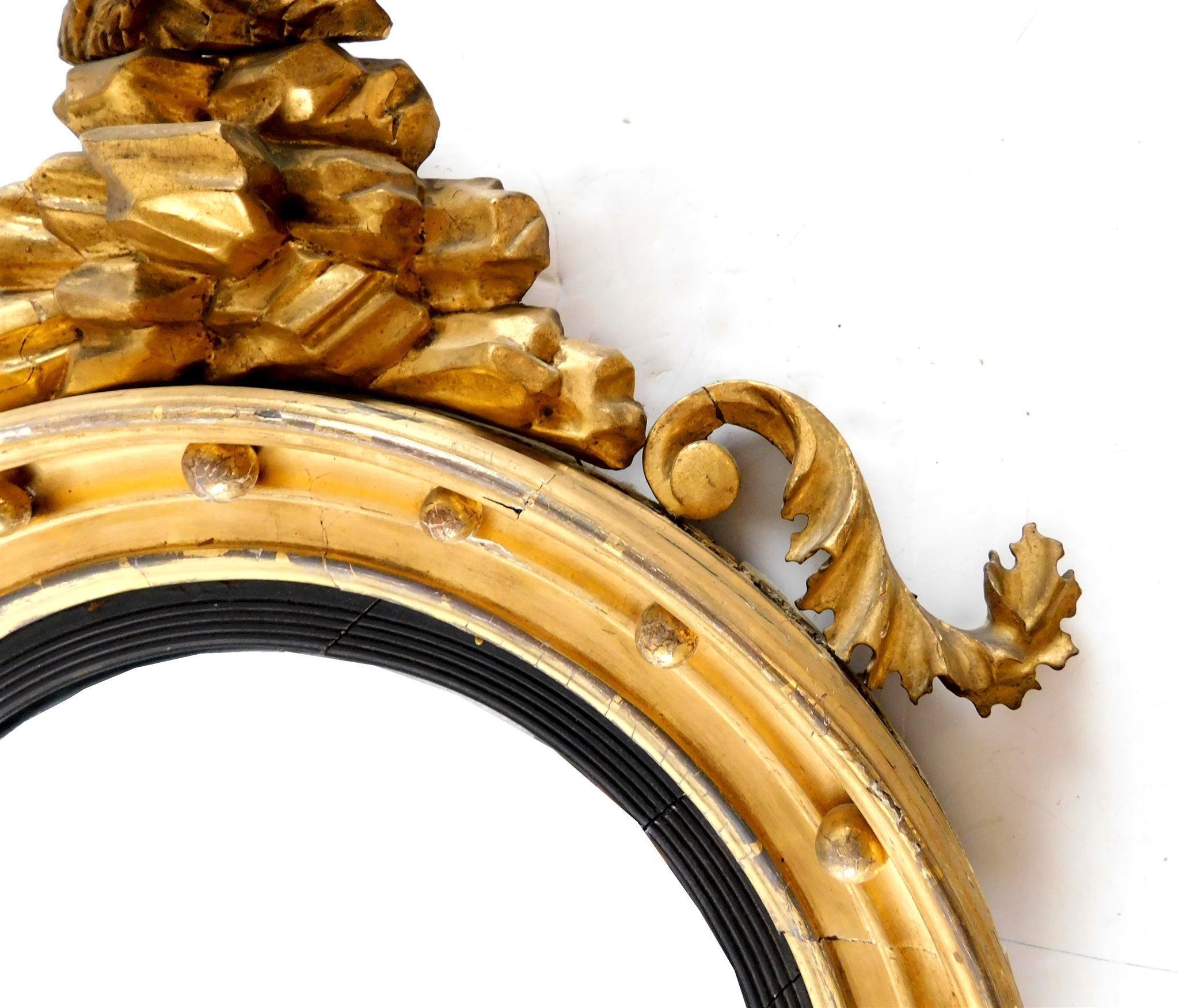 Inconnu Miroir convexe en bois doré sculpté du XIXe siècle en vente
