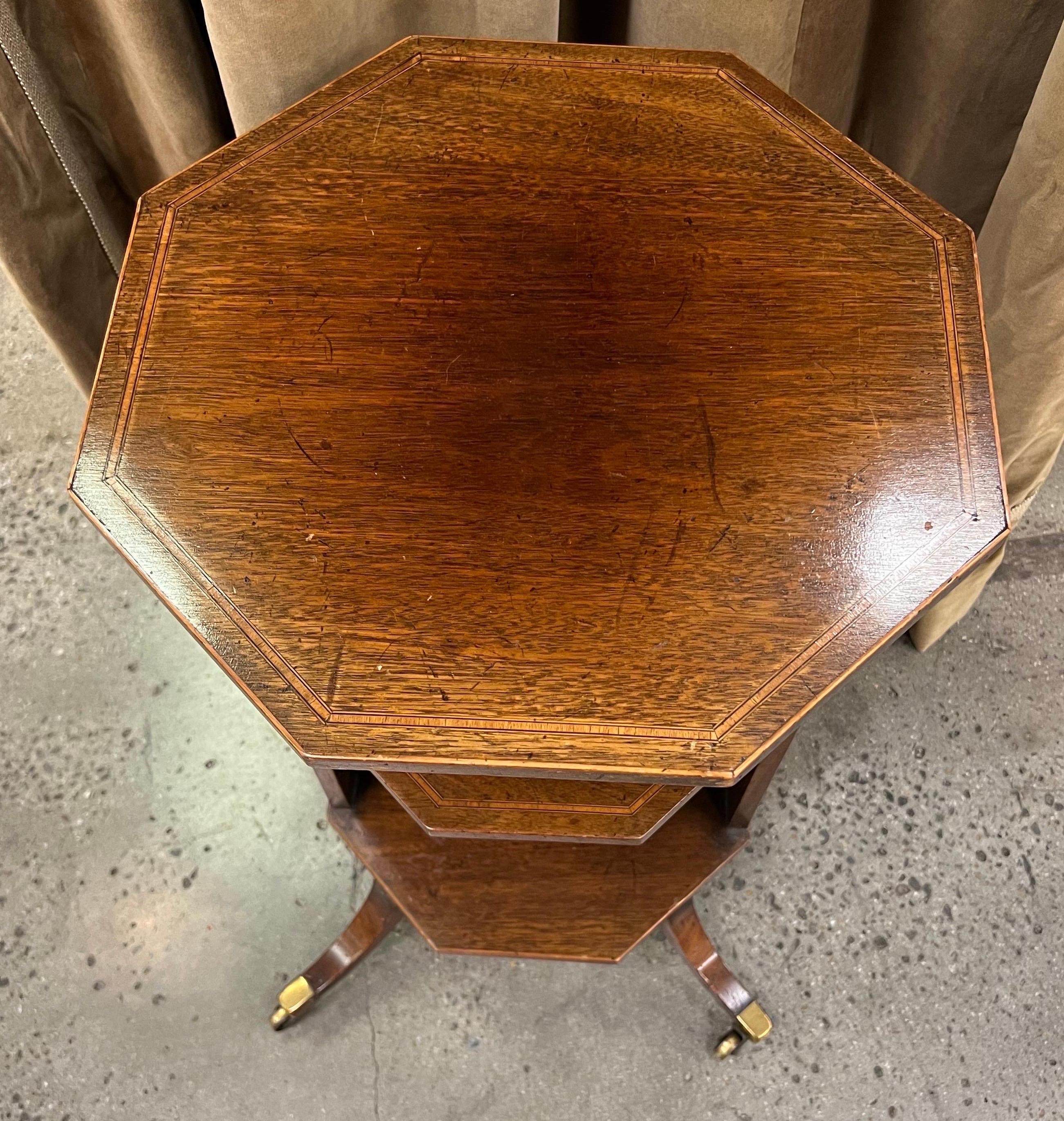 Regency Table d'appoint en acajou incrusté de style Régence anglaise du 19ème siècle en vente