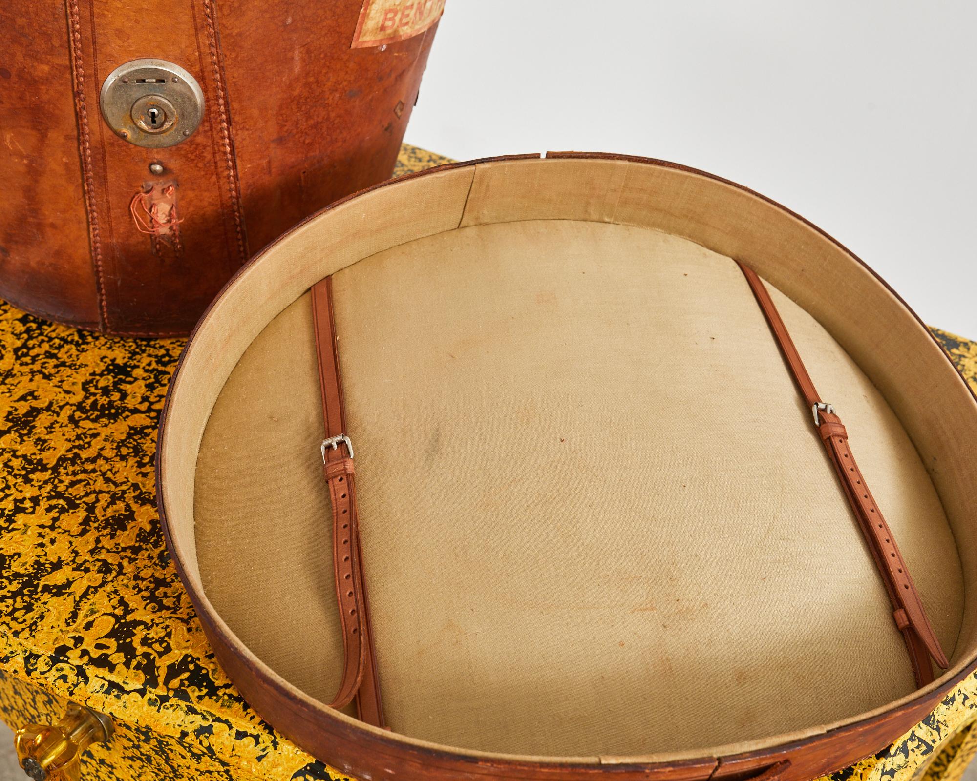 Boîte à chapeaux ovale en cuir Regency du 19e siècle en vente 3