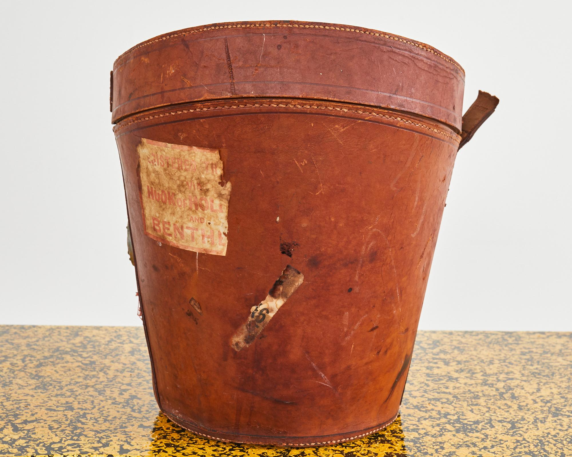 Boîte à chapeaux ovale en cuir Regency du 19e siècle en vente 5