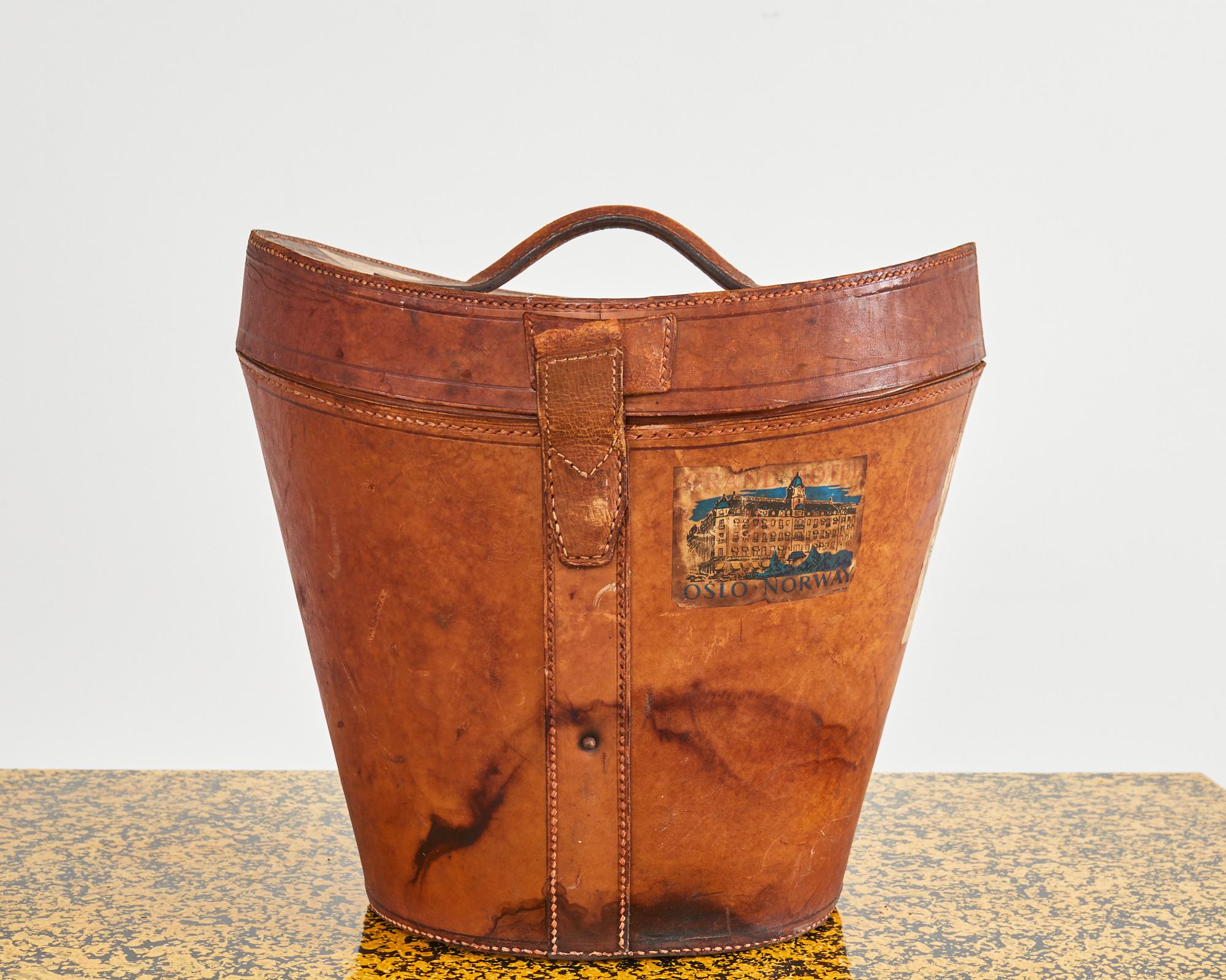 Boîte à chapeaux ovale en cuir Regency du 19e siècle en vente 10