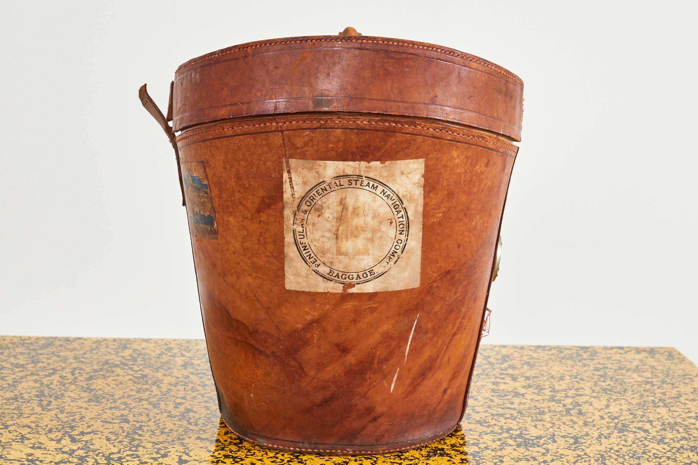 Ovale Hutschachtel aus englischem Regency-Leder aus dem 19. (Handgefertigt) im Angebot